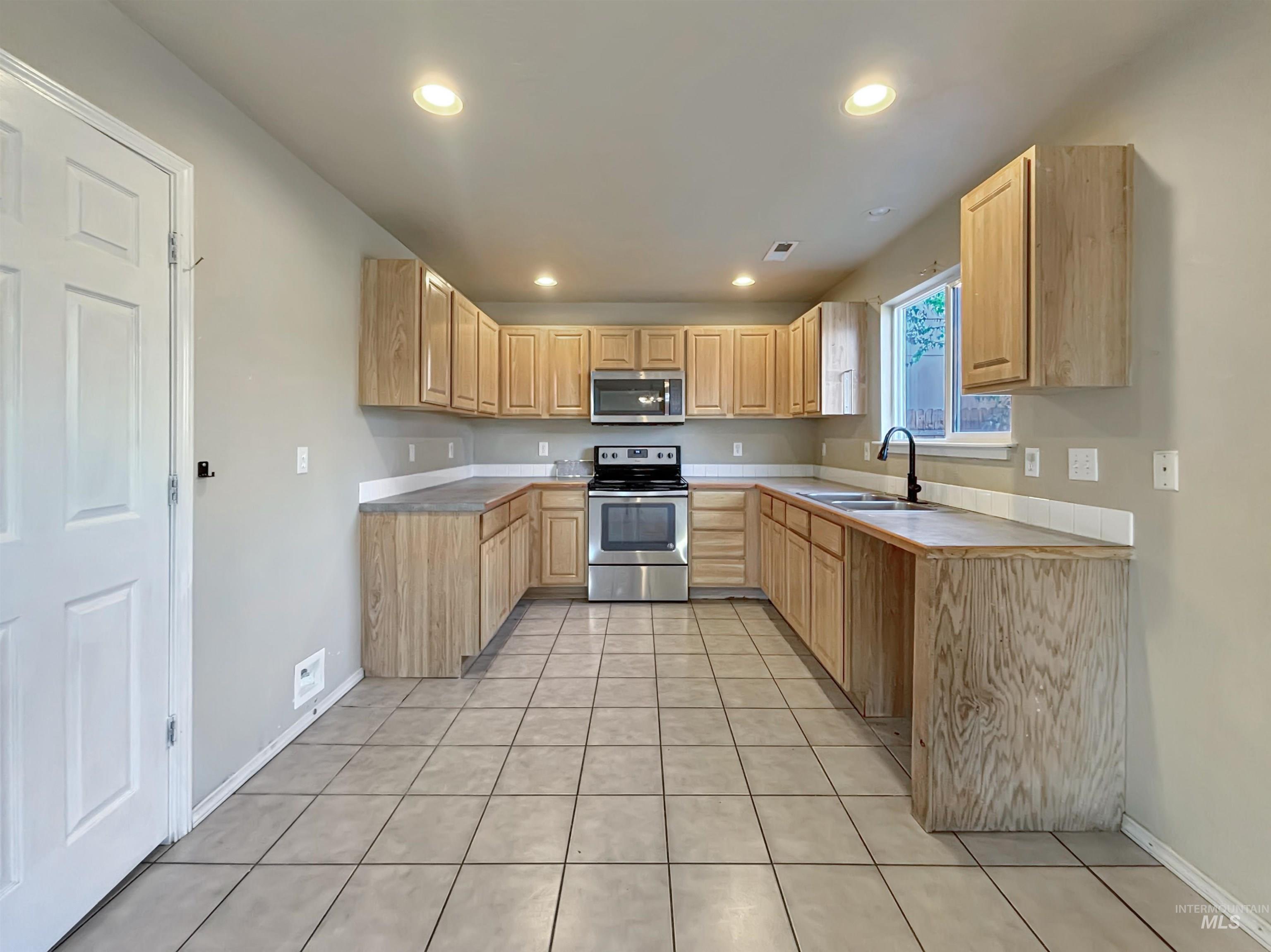 118 Parkland Way, Caldwell, Idaho 83605, 5 Bedrooms, 2.5 Bathrooms, Residential For Sale, Price $379,900,MLS 98991592