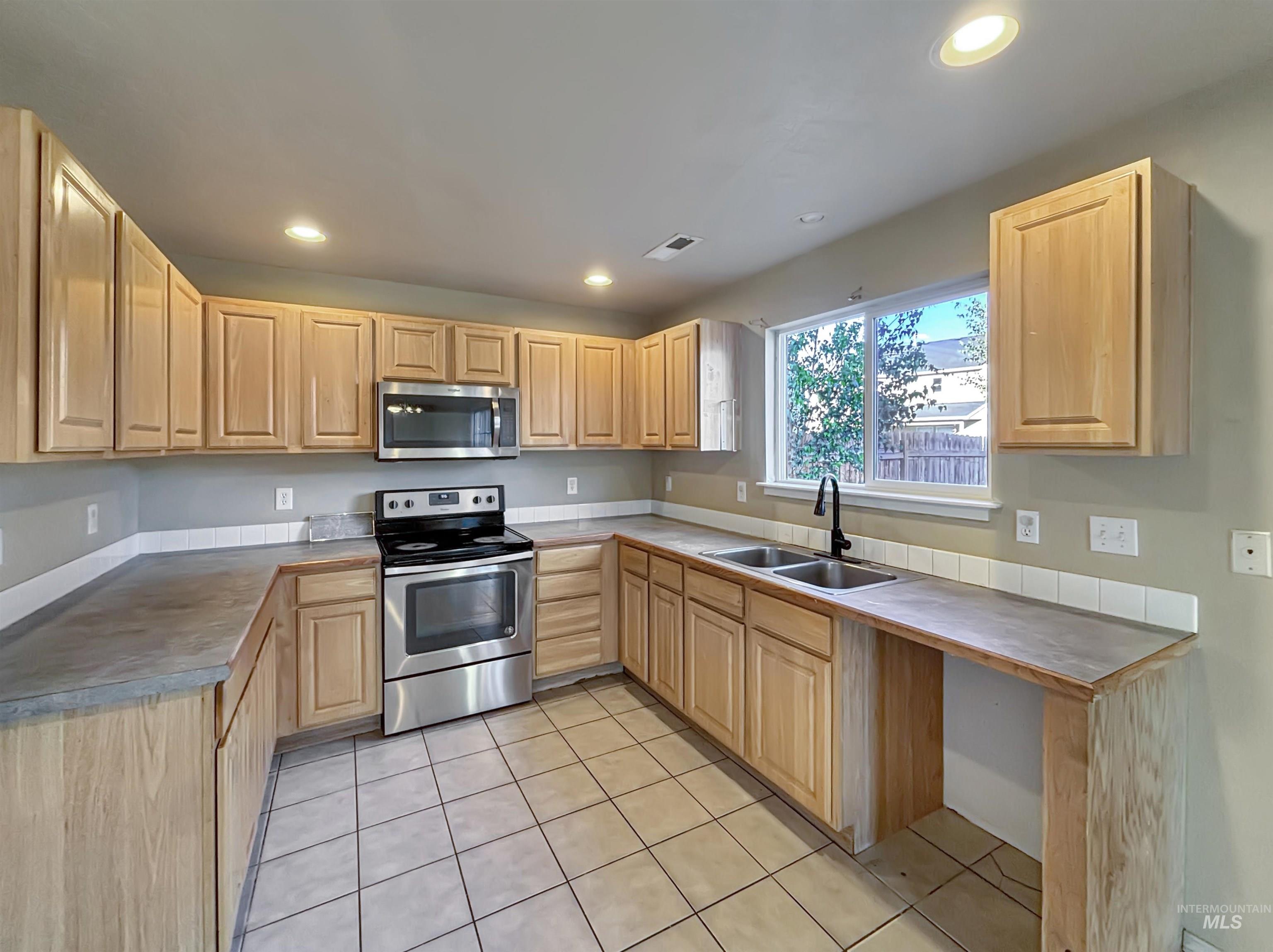 118 Parkland Way, Caldwell, Idaho 83605, 5 Bedrooms, 2.5 Bathrooms, Residential For Sale, Price $379,900,MLS 98991592