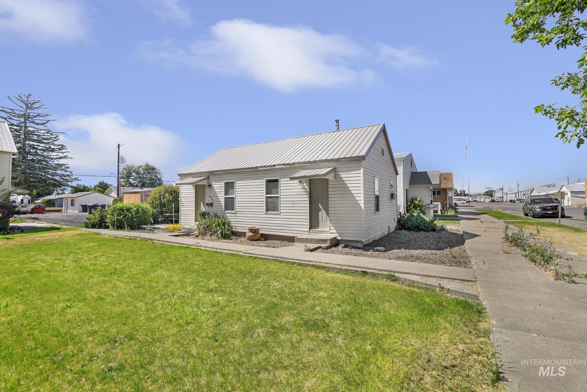 317 Idaho Street, Gooding, Idaho 83330, 2 Bedrooms, 1 Bathroom, Residential For Sale, Price $199,900, 98991603