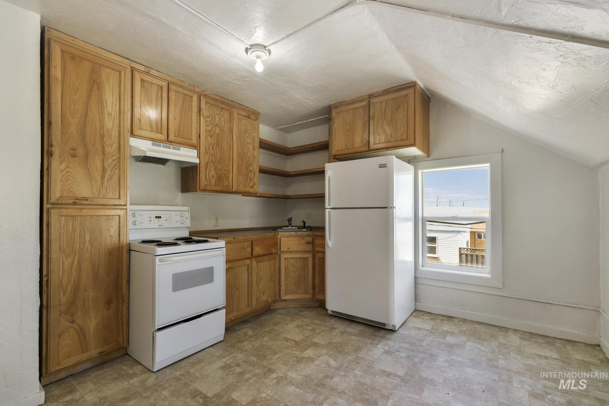 319/321 Idaho Street, Gooding, Idaho 83330, 1 Bedroom, 1 Bathroom, Residential Income For Sale, Price $239,900,MLS 98991604