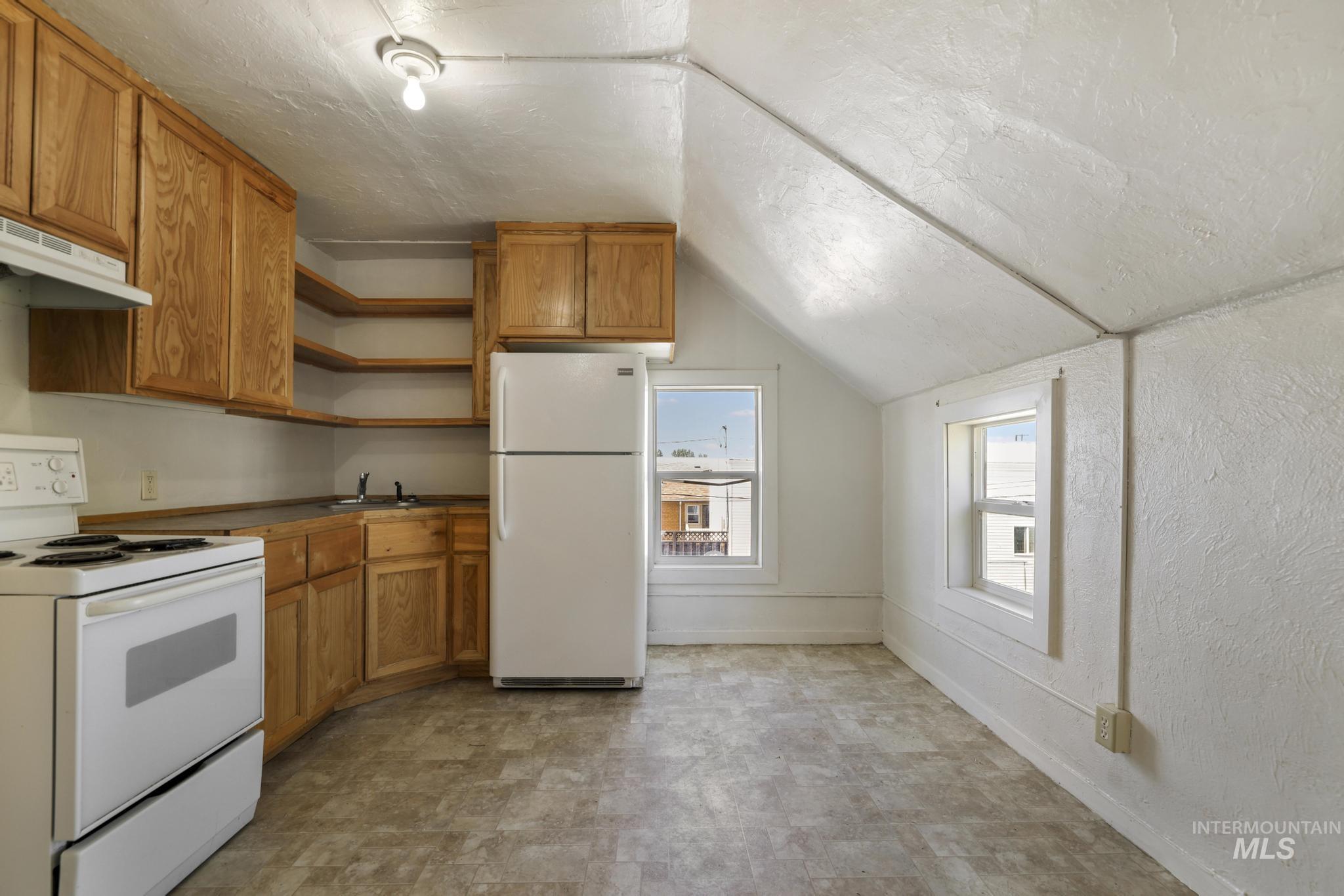 319/321 Idaho Street, Gooding, Idaho 83330, 1 Bedroom, 1 Bathroom, Residential Income For Sale, Price $239,900,MLS 98991604