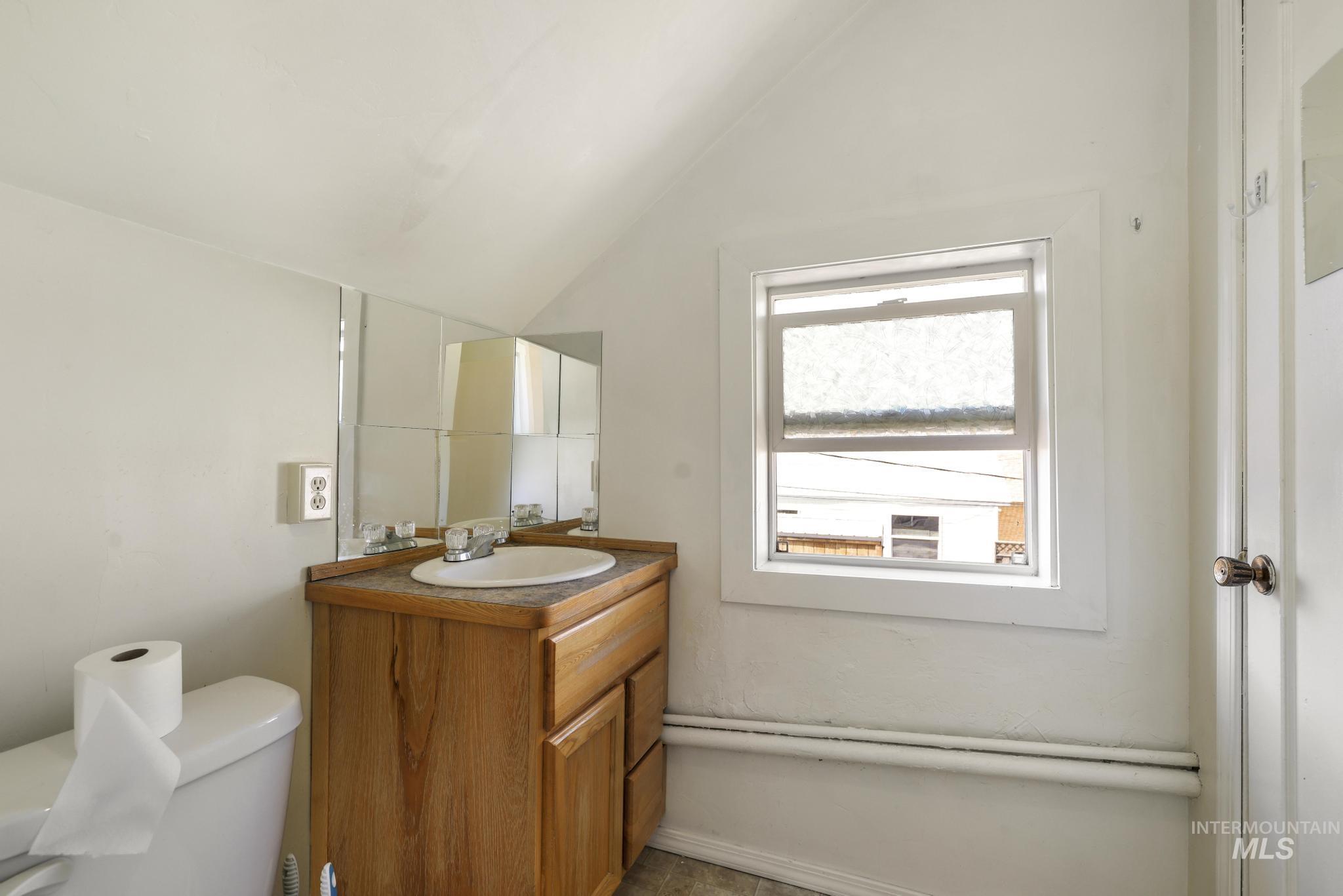 319/321 Idaho Street, Gooding, Idaho 83330, 1 Bedroom, 1 Bathroom, Residential Income For Sale, Price $239,900,MLS 98991604