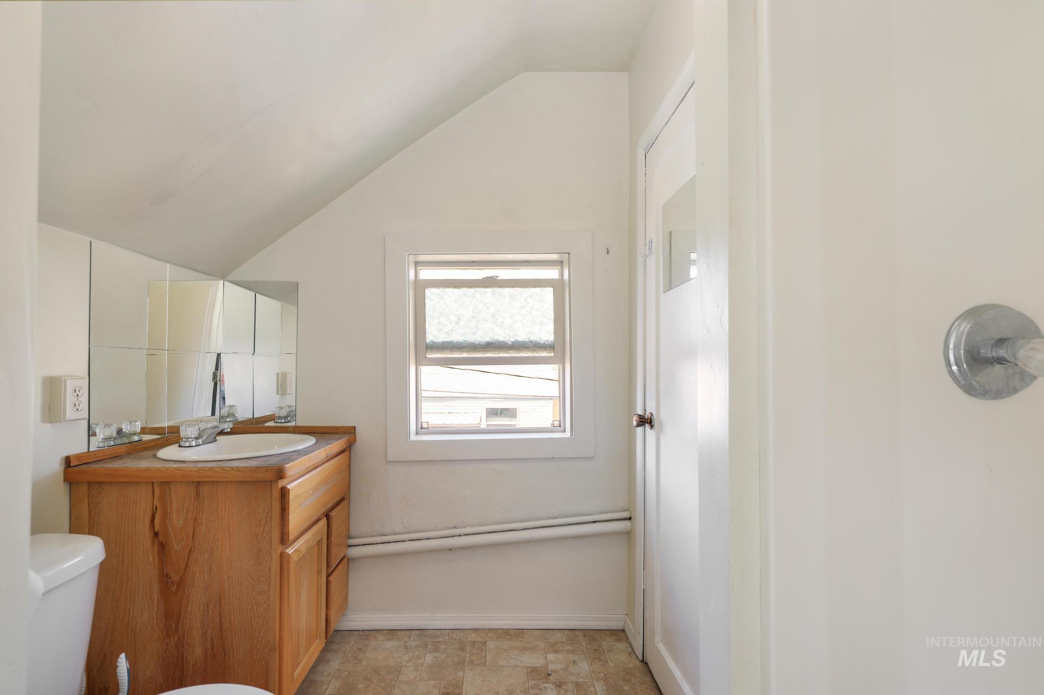 319/321 Idaho Street, Gooding, Idaho 83330, 1 Bedroom, 1 Bathroom, Residential Income For Sale, Price $239,900,MLS 98991604