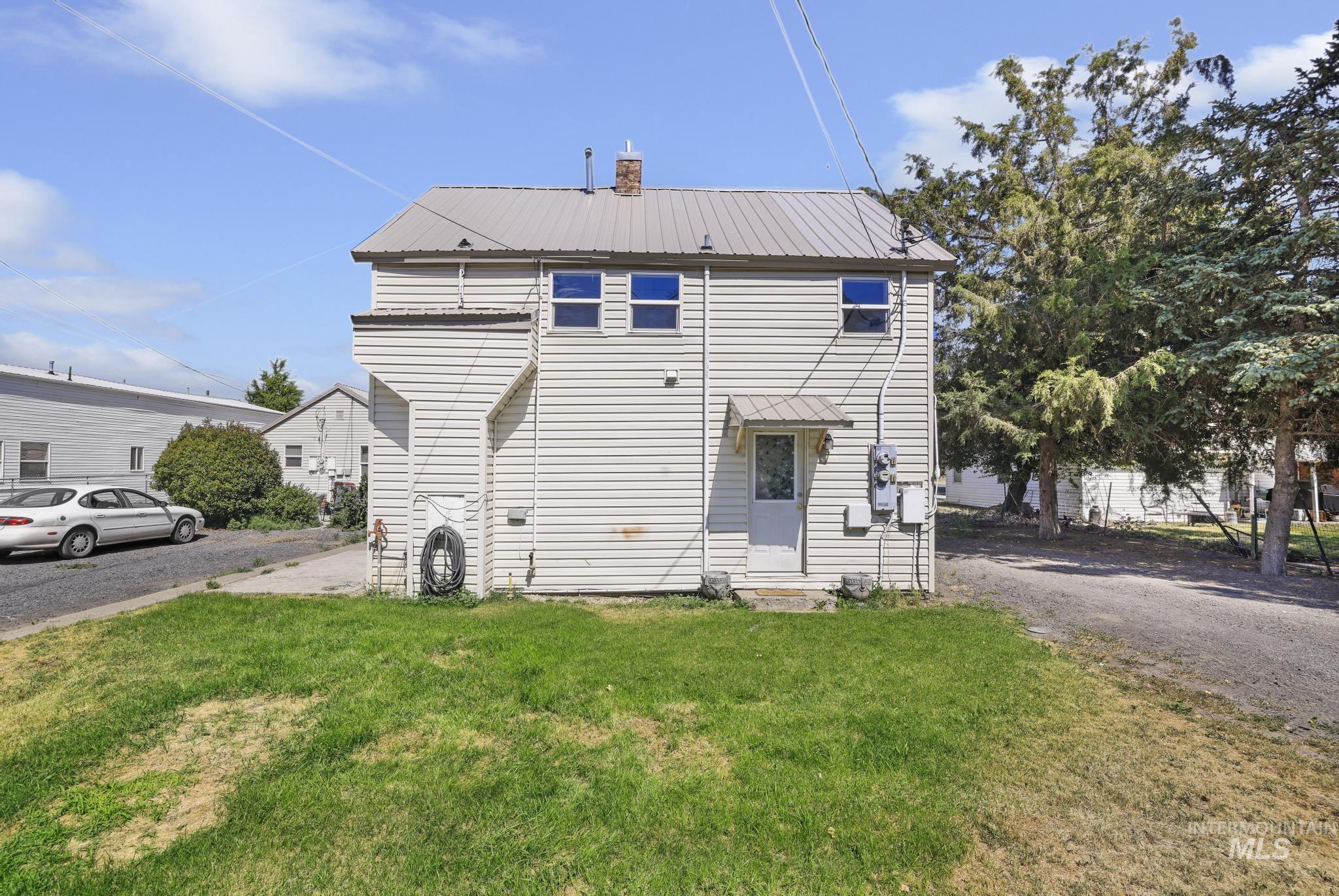 319/321 Idaho Street, Gooding, Idaho 83330, 1 Bedroom, 1 Bathroom, Residential Income For Sale, Price $239,900,MLS 98991604