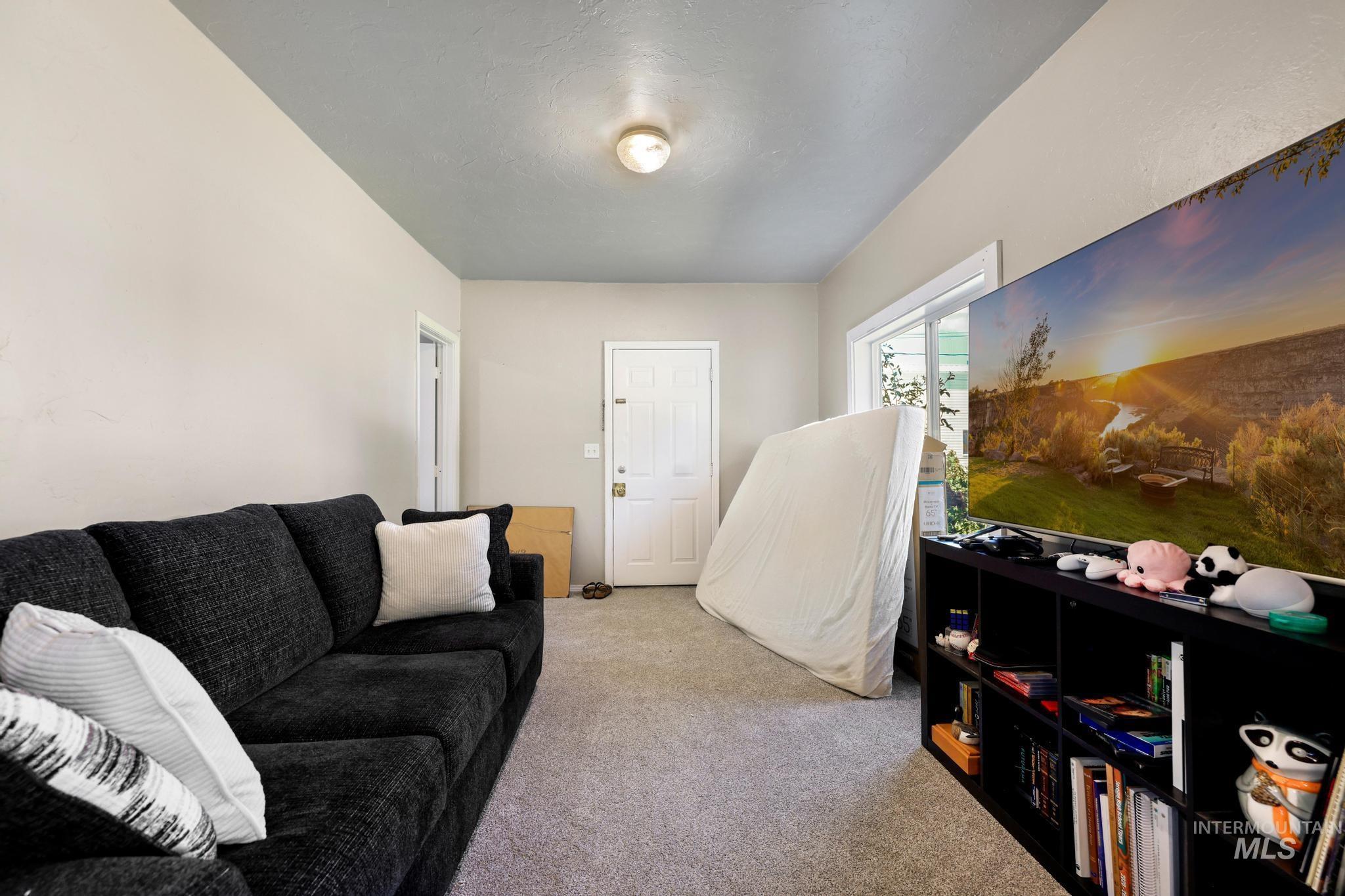 319/321 Idaho Street, Gooding, Idaho 83330, 1 Bedroom, 1 Bathroom, Residential Income For Sale, Price $239,900,MLS 98991604