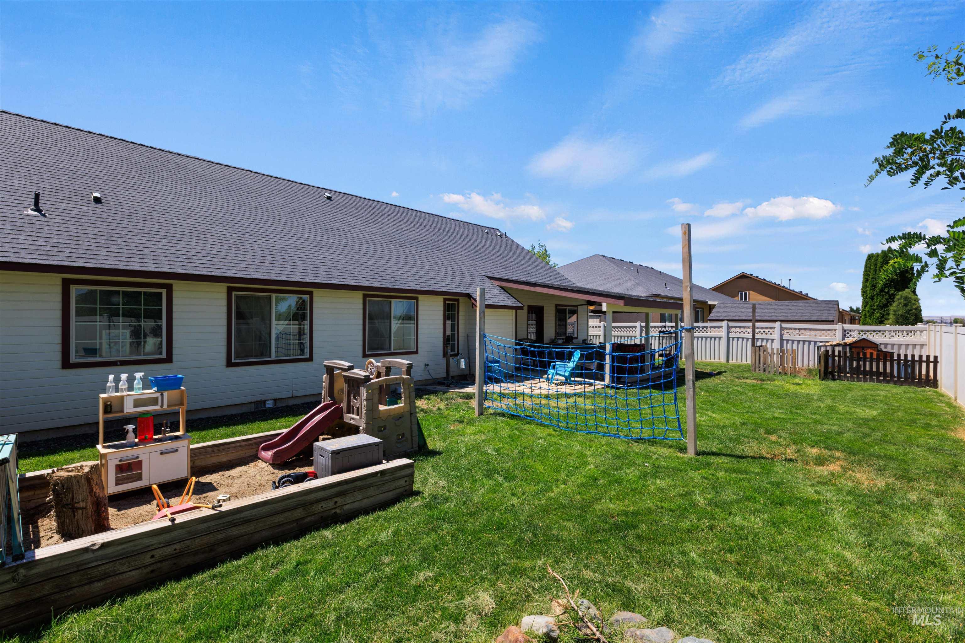 1877 Walnut Ave, Fruitland, Idaho 83619, 3 Bedrooms, 2 Bathrooms, Residential For Sale, Price $469,000,MLS 98991614