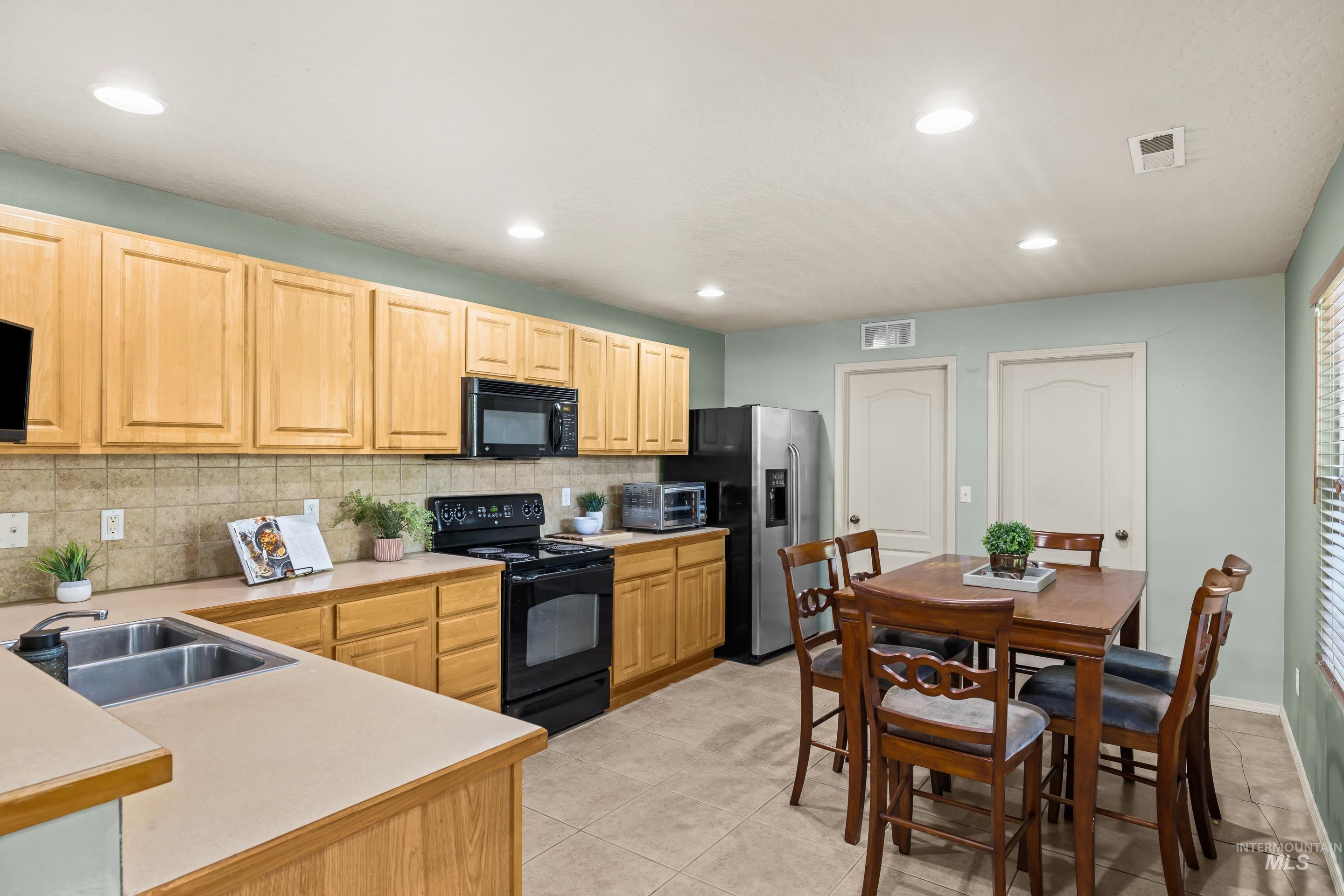 3209 Central Park Ct, Caldwell, Idaho 83605, 3 Bedrooms, 2.5 Bathrooms, Residential For Sale, Price $395,000,MLS 98991617