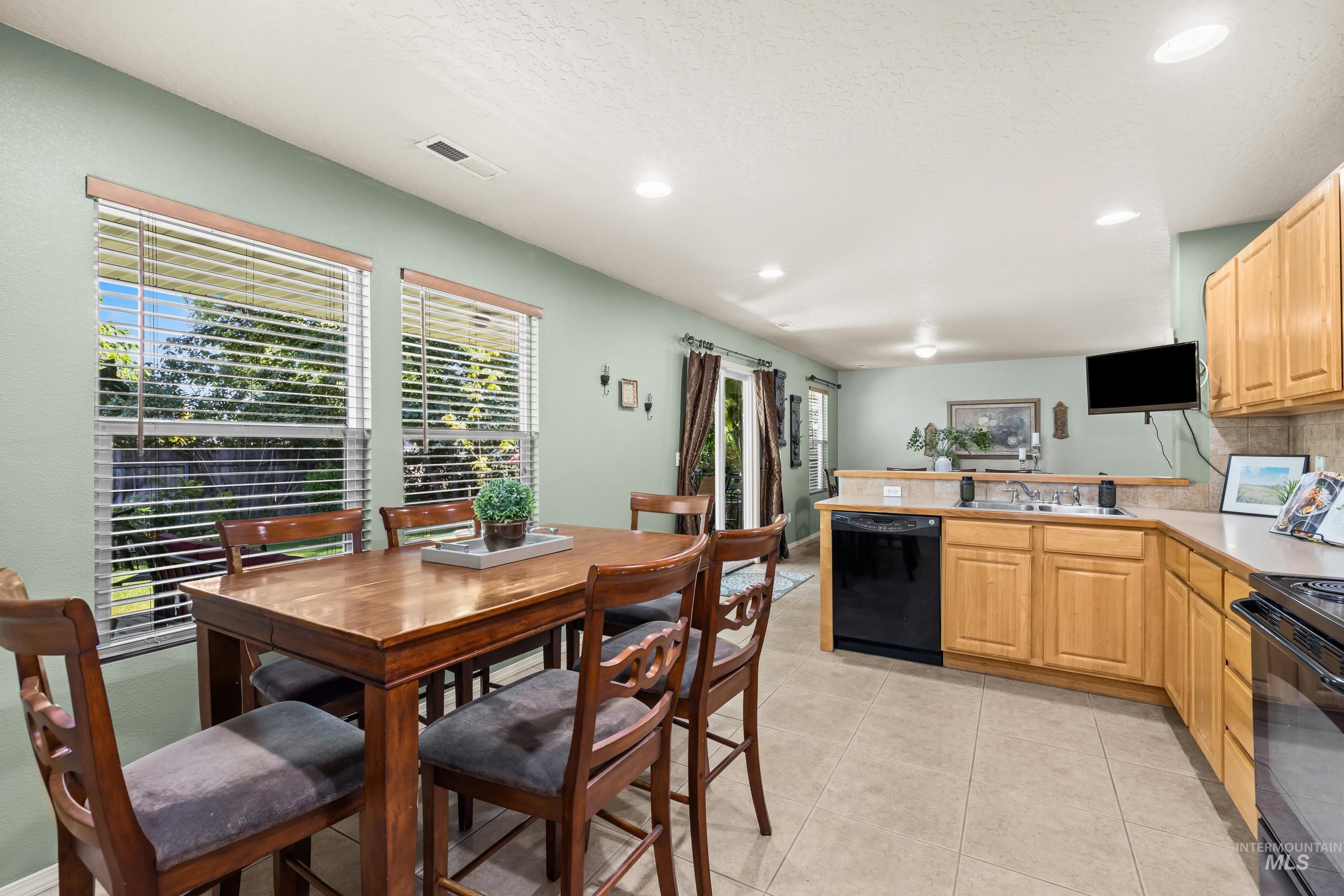 3209 Central Park Ct, Caldwell, Idaho 83605, 3 Bedrooms, 2.5 Bathrooms, Residential For Sale, Price $395,000,MLS 98991617