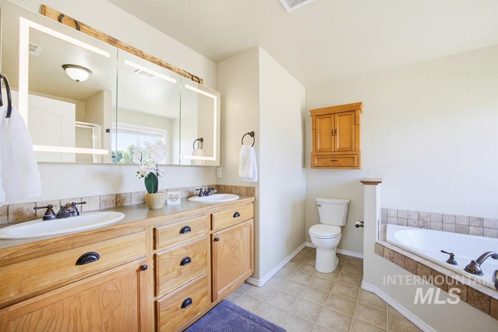 8104 S Happy Valley Rd, Kuna, Idaho 83634, 4 Bedrooms, 2.5 Bathrooms, Residential For Sale, Price $648,000,MLS 98991626