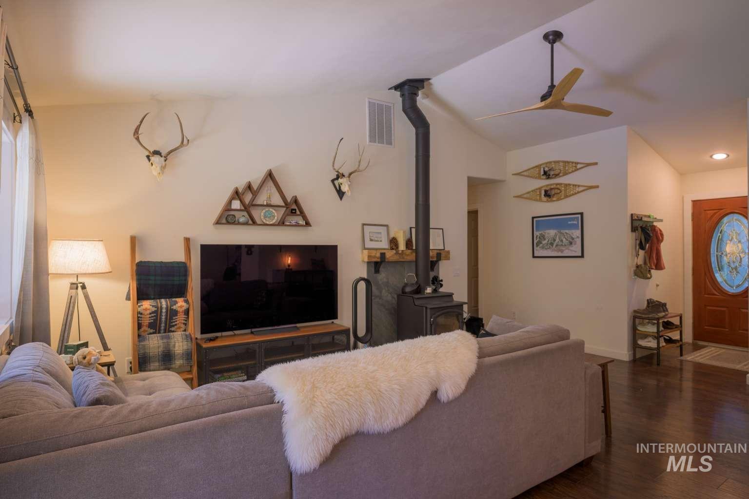 1021 Cherry Hill Dr, Hailey, Idaho 83333, 3 Bedrooms, 2 Bathrooms, Residential For Sale, Price $650,000,MLS 98991637