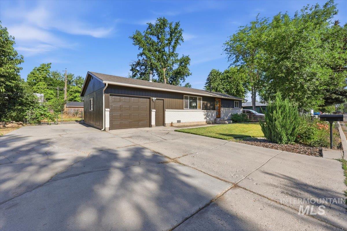 2117 N Raymond St, Boise, Idaho 83704, 3 Bedrooms, 2 Bathrooms, Residential For Sale, Price $425,000,MLS 98991638