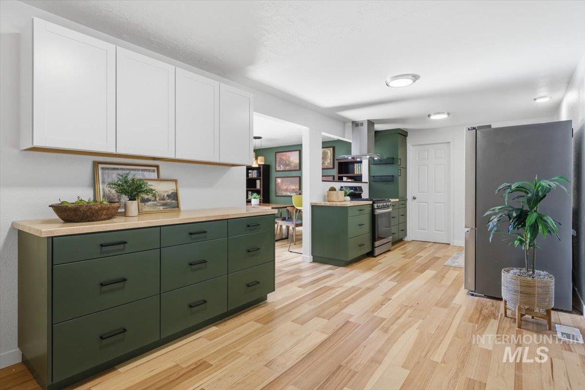 2117 N Raymond St, Boise, Idaho 83704, 3 Bedrooms, 2 Bathrooms, Residential For Sale, Price $425,000,MLS 98991638