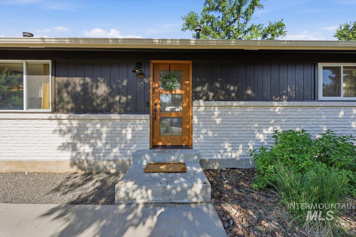 2117 N Raymond St, Boise, Idaho 83704, 3 Bedrooms, 2 Bathrooms, Residential For Sale, Price $425,000,MLS 98991638