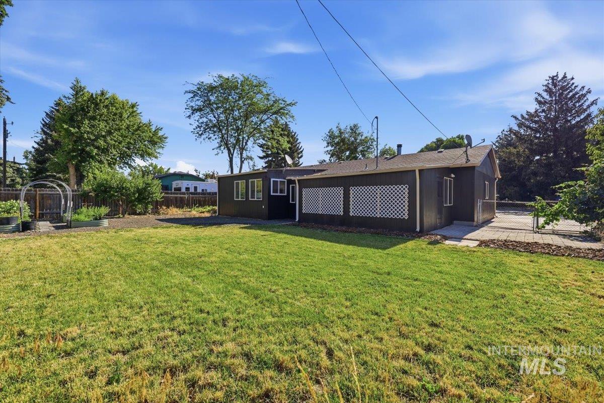 2117 N Raymond St, Boise, Idaho 83704, 3 Bedrooms, 2 Bathrooms, Residential For Sale, Price $425,000,MLS 98991638