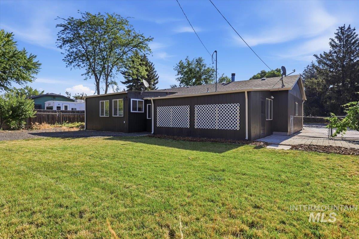 2117 N Raymond St, Boise, Idaho 83704, 3 Bedrooms, 2 Bathrooms, Residential For Sale, Price $425,000,MLS 98991638