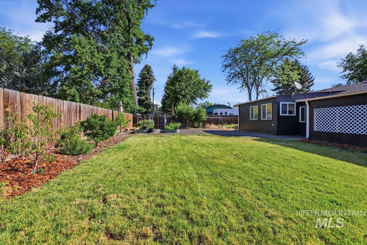 2117 N Raymond St, Boise, Idaho 83704, 3 Bedrooms, 2 Bathrooms, Residential For Sale, Price $425,000,MLS 98991638