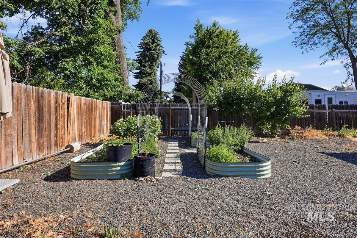 2117 N Raymond St, Boise, Idaho 83704, 3 Bedrooms, 2 Bathrooms, Residential For Sale, Price $425,000,MLS 98991638