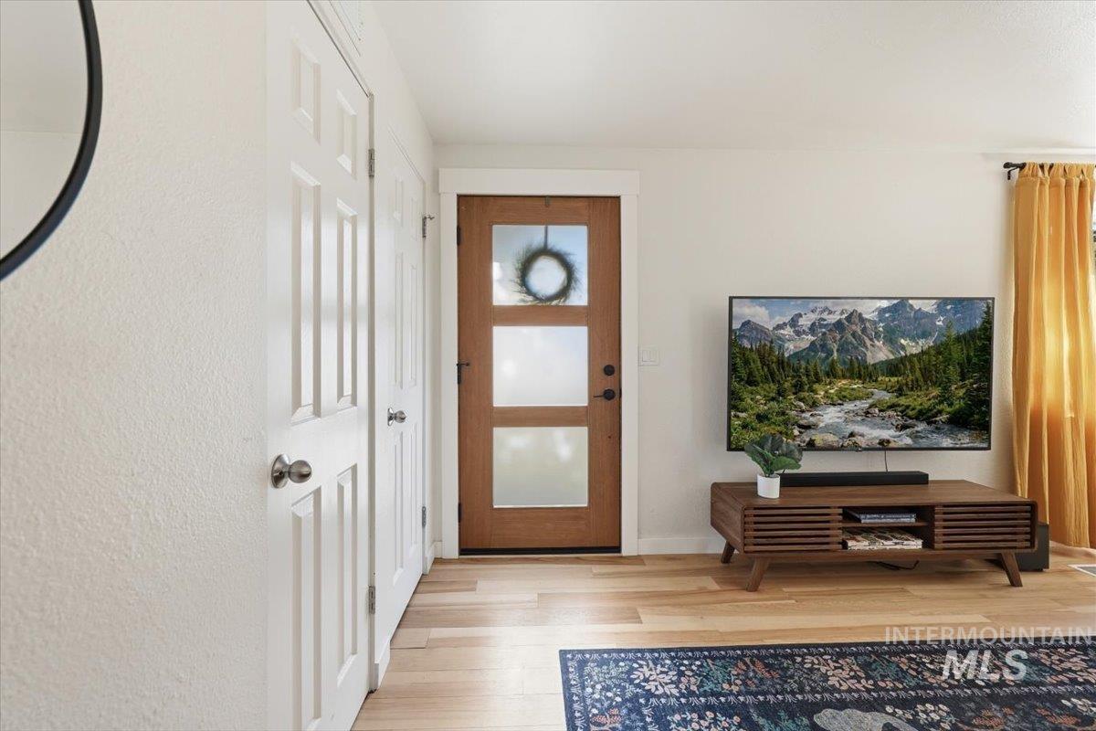 2117 N Raymond St, Boise, Idaho 83704, 3 Bedrooms, 2 Bathrooms, Residential For Sale, Price $425,000,MLS 98991638