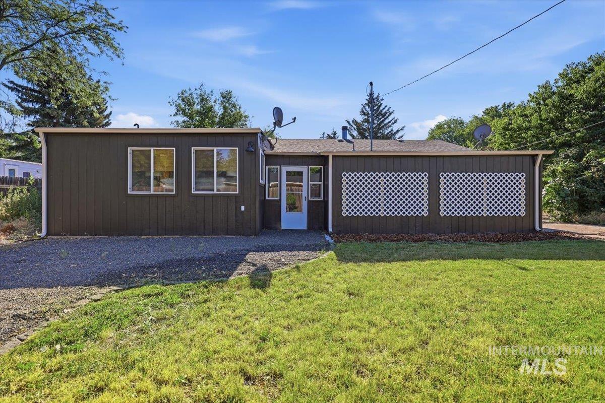 2117 N Raymond St, Boise, Idaho 83704, 3 Bedrooms, 2 Bathrooms, Residential For Sale, Price $425,000,MLS 98991638