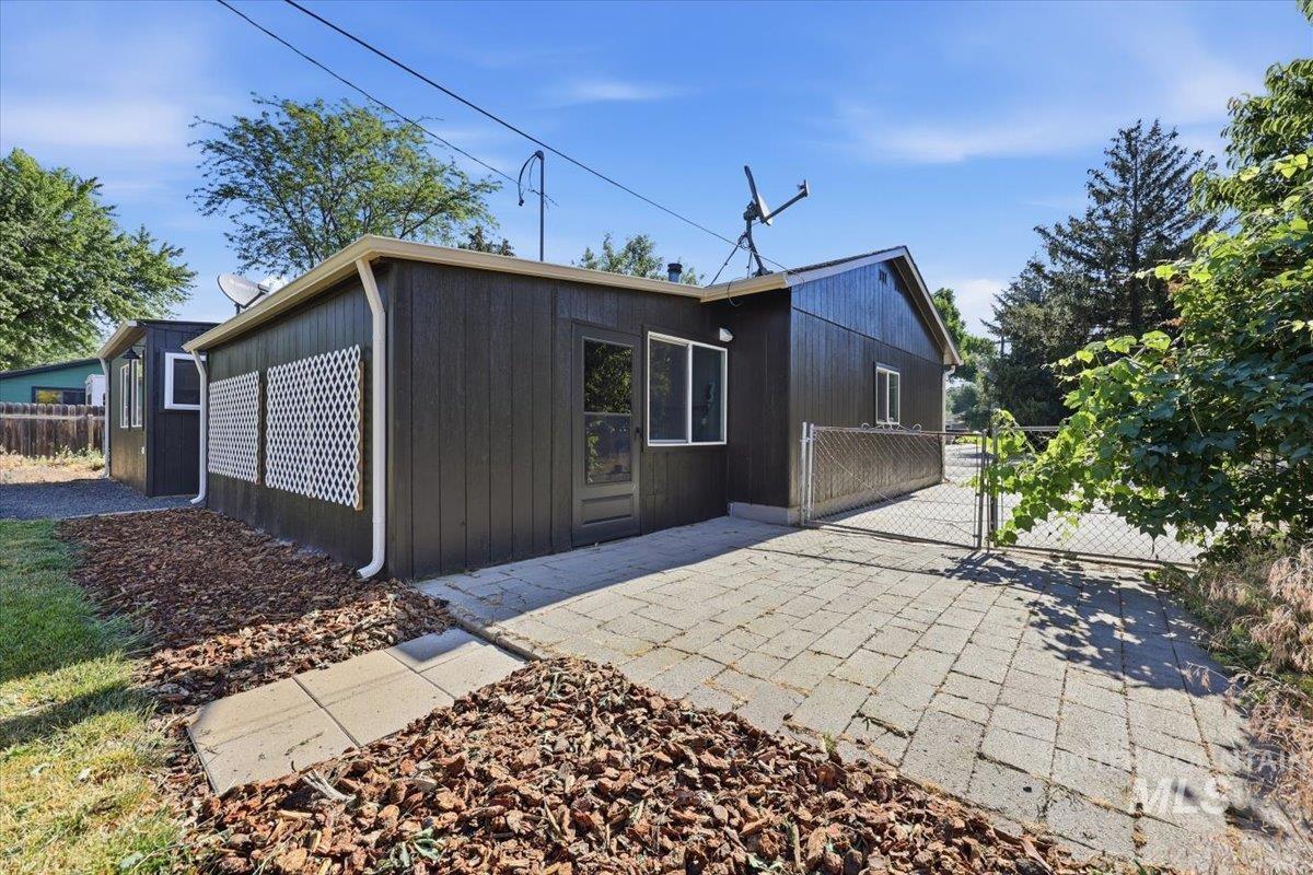 2117 N Raymond St, Boise, Idaho 83704, 3 Bedrooms, 2 Bathrooms, Residential For Sale, Price $425,000,MLS 98991638