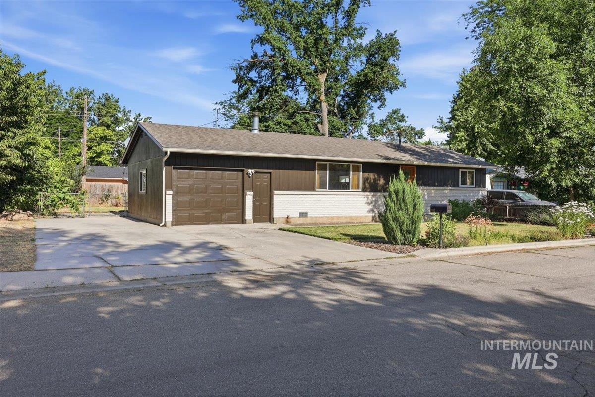 2117 N Raymond St, Boise, Idaho 83704, 3 Bedrooms, 2 Bathrooms, Residential For Sale, Price $425,000,MLS 98991638