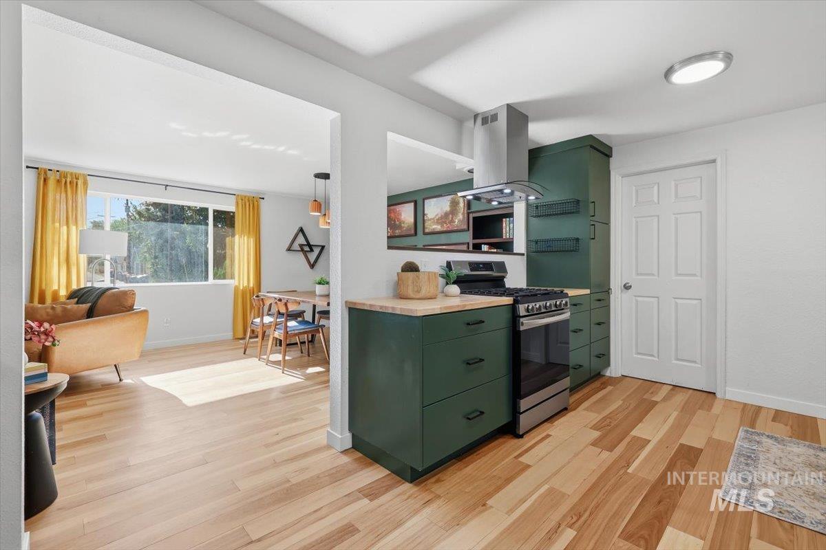 2117 N Raymond St, Boise, Idaho 83704, 3 Bedrooms, 2 Bathrooms, Residential For Sale, Price $425,000,MLS 98991638
