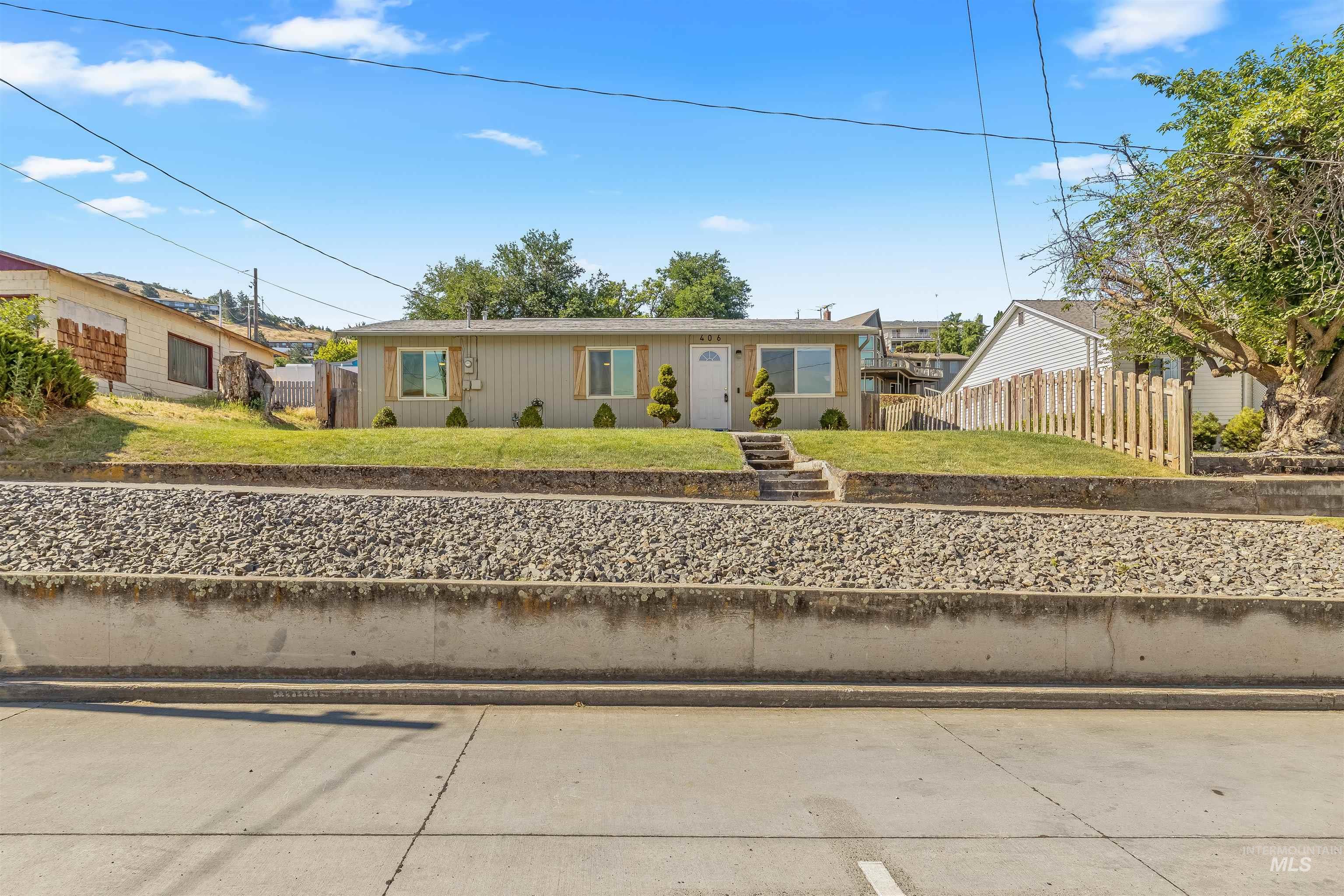 406 2nd Street, Asotin, Washington 99402, 3 Bedrooms, 1 Bathroom, Residential For Sale, Price $334,000,MLS 98991647