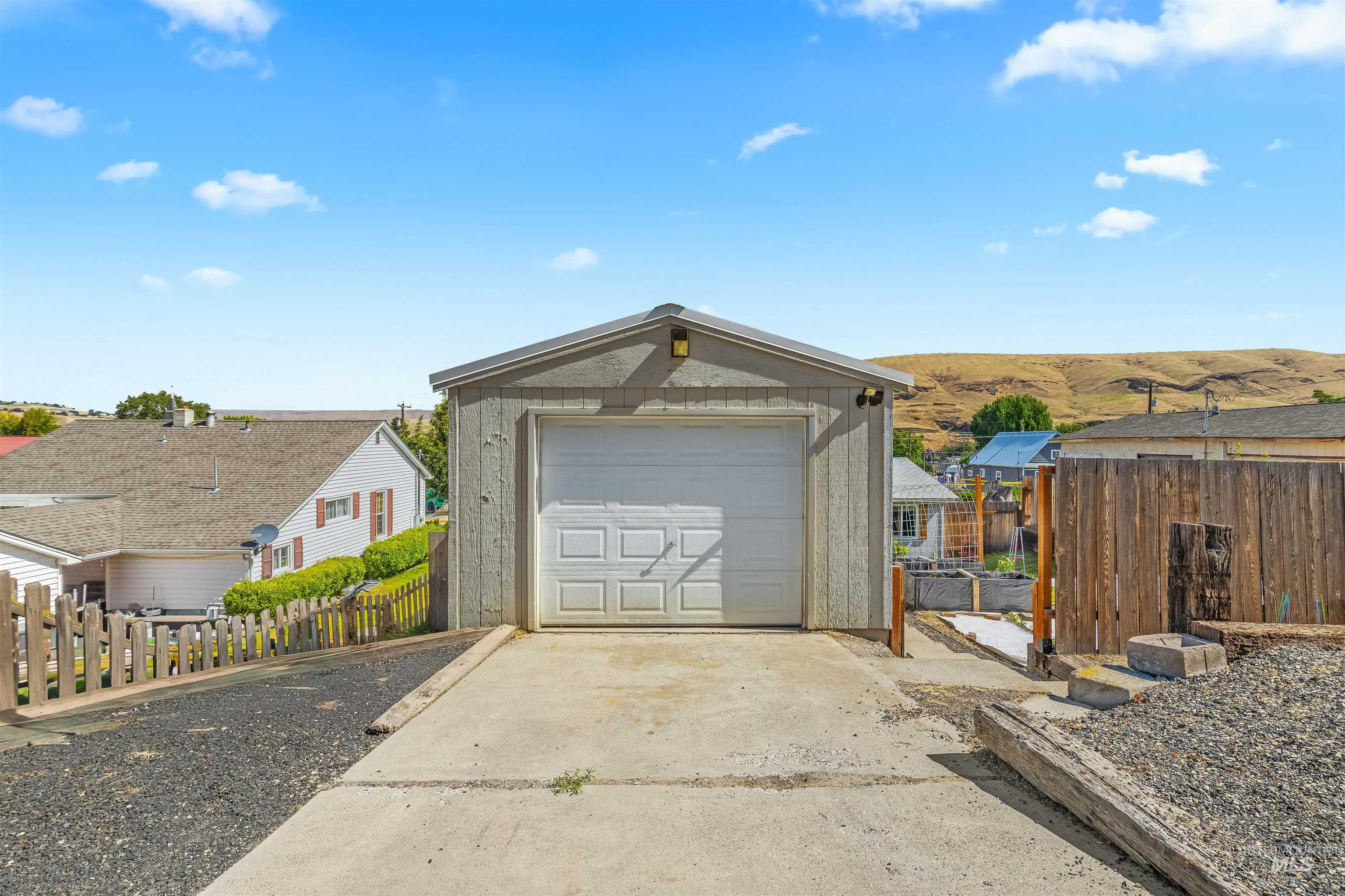 406 2nd Street, Asotin, Washington 99402, 3 Bedrooms, 1 Bathroom, Residential For Sale, Price $334,000,MLS 98991647