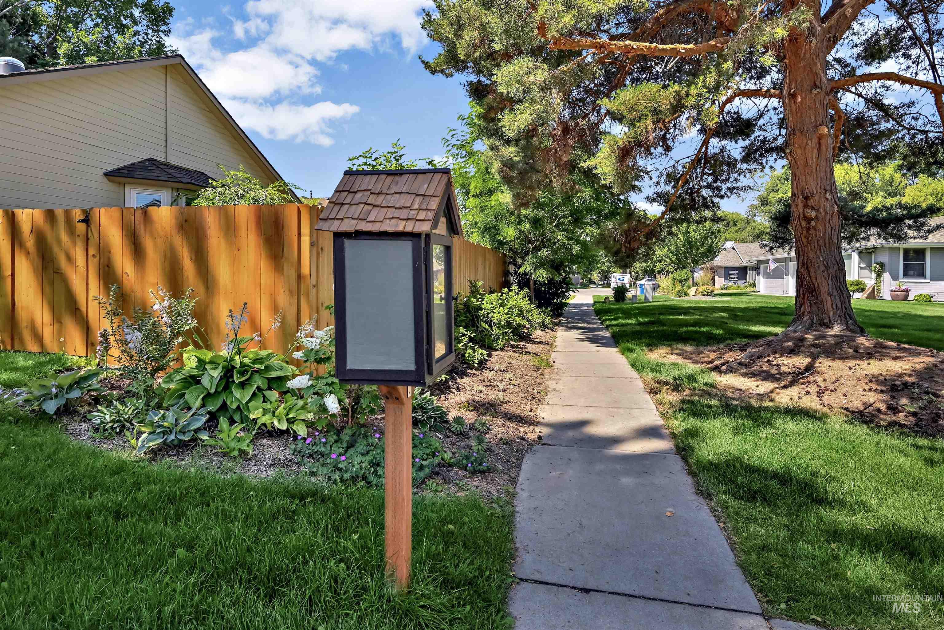 3327 S Crosspoint Ave, Boise, Idaho 83706, 3 Bedrooms, 2 Bathrooms, Residential For Sale, Price $664,900,MLS 98991648