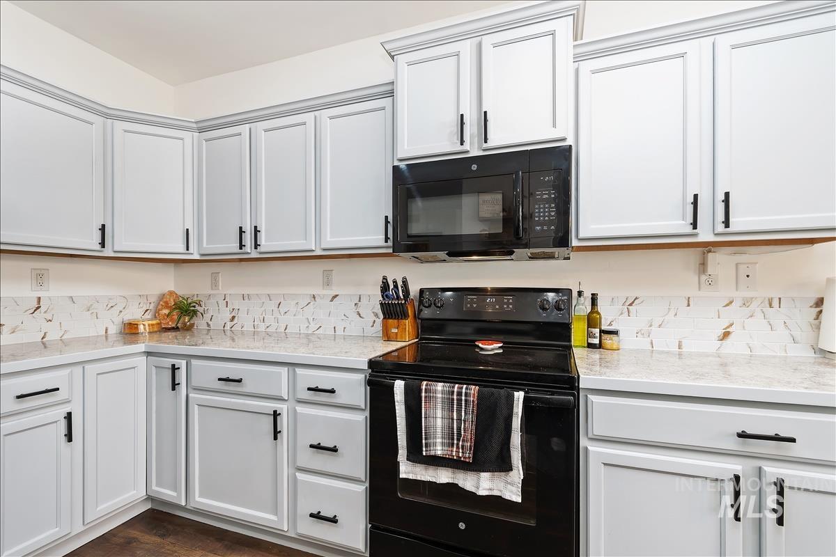 2206 E Elm Grove Drive, Nampa, Idaho 83686, 3 Bedrooms, 2 Bathrooms, Residential For Sale, Price $450,000,MLS 98991652