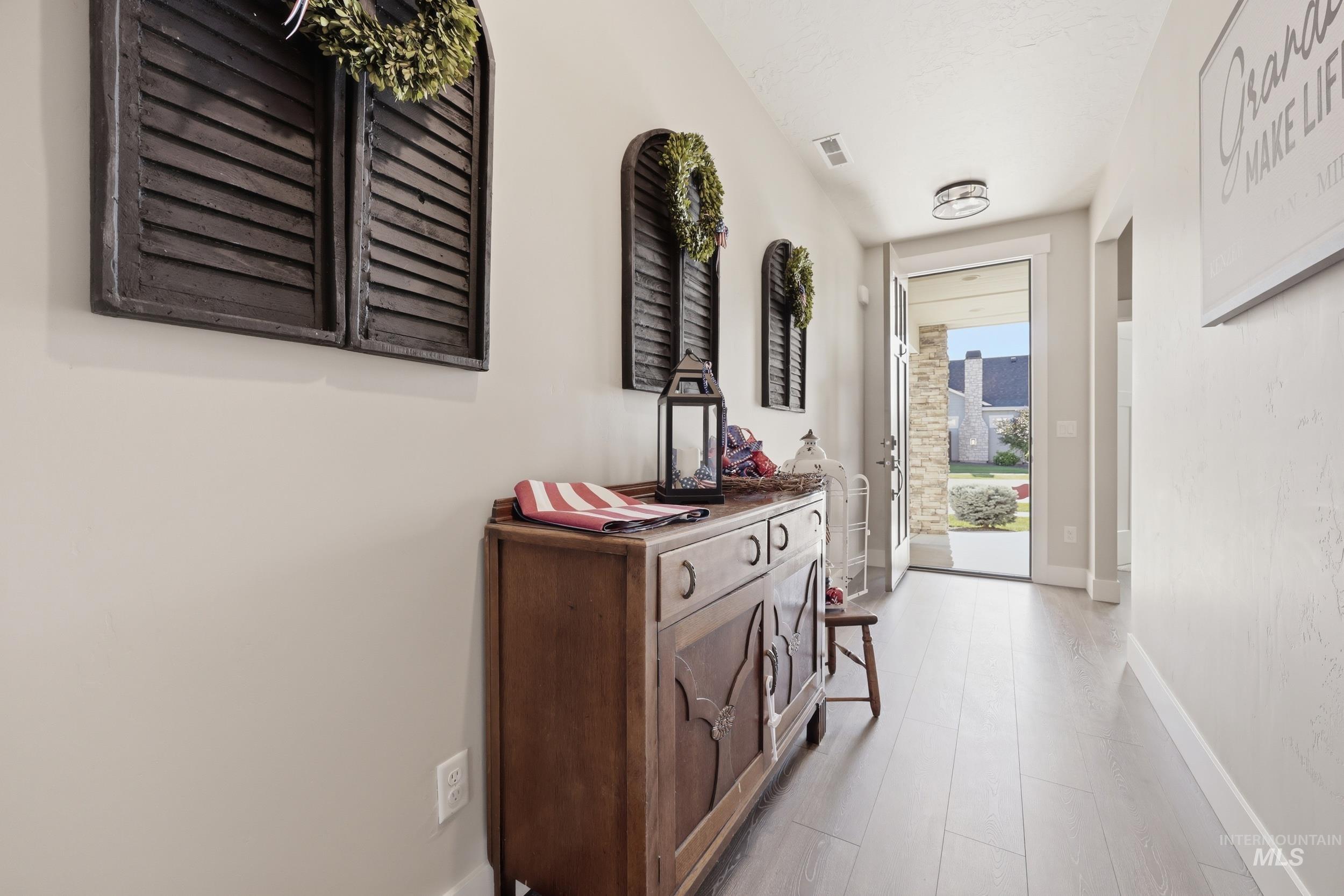 6548 N Oakstone Ave, Meridian, Idaho 83646, 3 Bedrooms, 2 Bathrooms, Residential For Sale, Price $584,000, 98991670