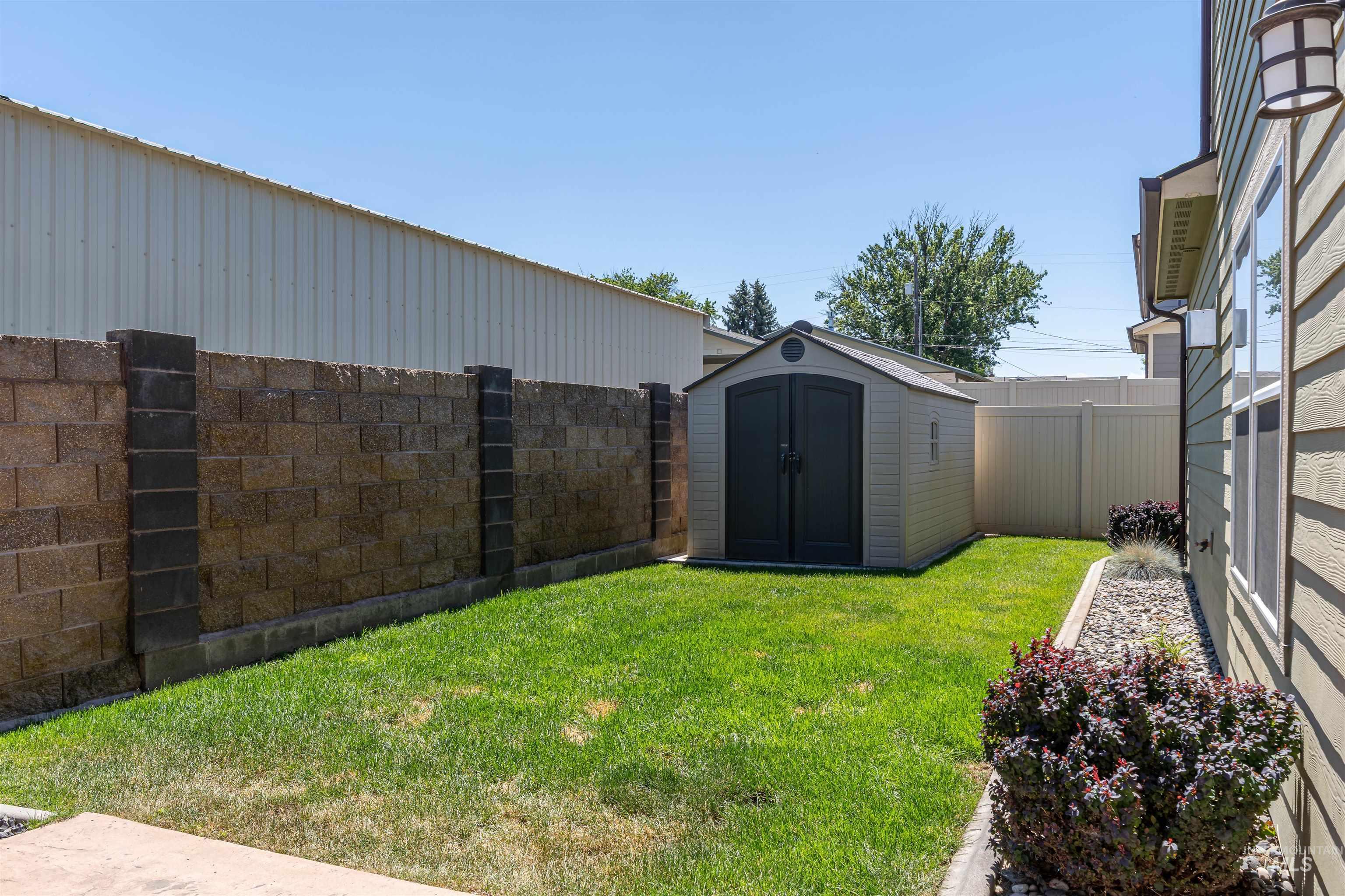 721 LINDEN AVE, Lewiston, Idaho 83501-0000, 3 Bedrooms, 2.5 Bathrooms, Residential For Sale, Price $415,000,MLS 98991672