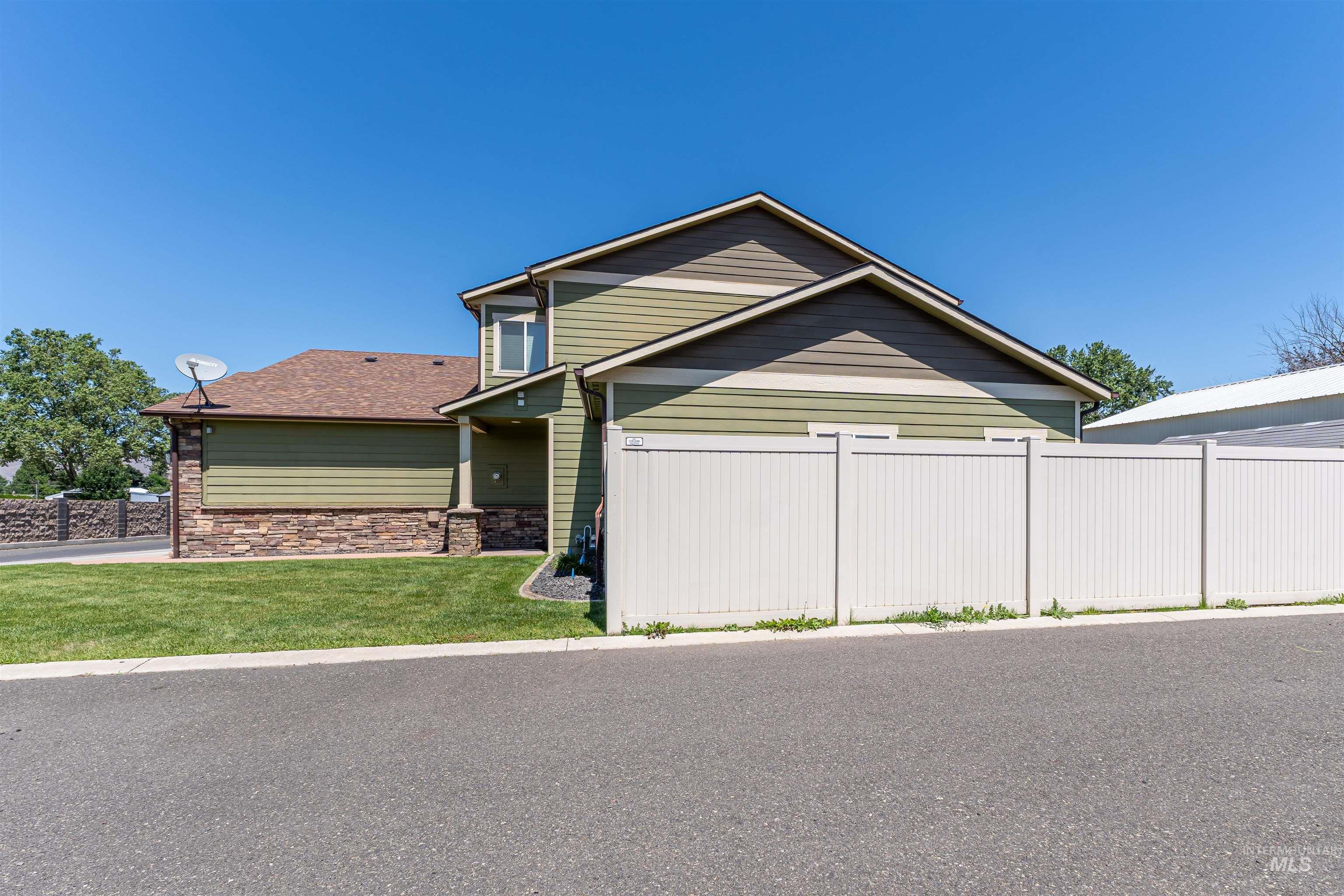 721 LINDEN AVE, Lewiston, Idaho 83501-0000, 3 Bedrooms, 2.5 Bathrooms, Residential For Sale, Price $415,000,MLS 98991672