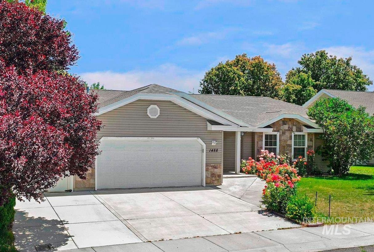 1488 Northern Pine Drive, Twin Falls, Idaho 83301, 3 Bedrooms, 2 Bathrooms, Residential For Sale, Price $399,000,MLS 98991691