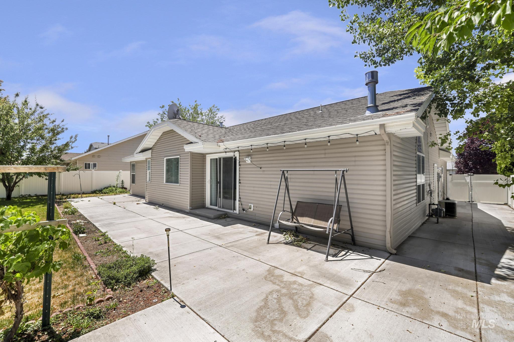 1488 Northern Pine Drive, Twin Falls, Idaho 83301, 3 Bedrooms, 2 Bathrooms, Residential For Sale, Price $417,000,MLS 98991691