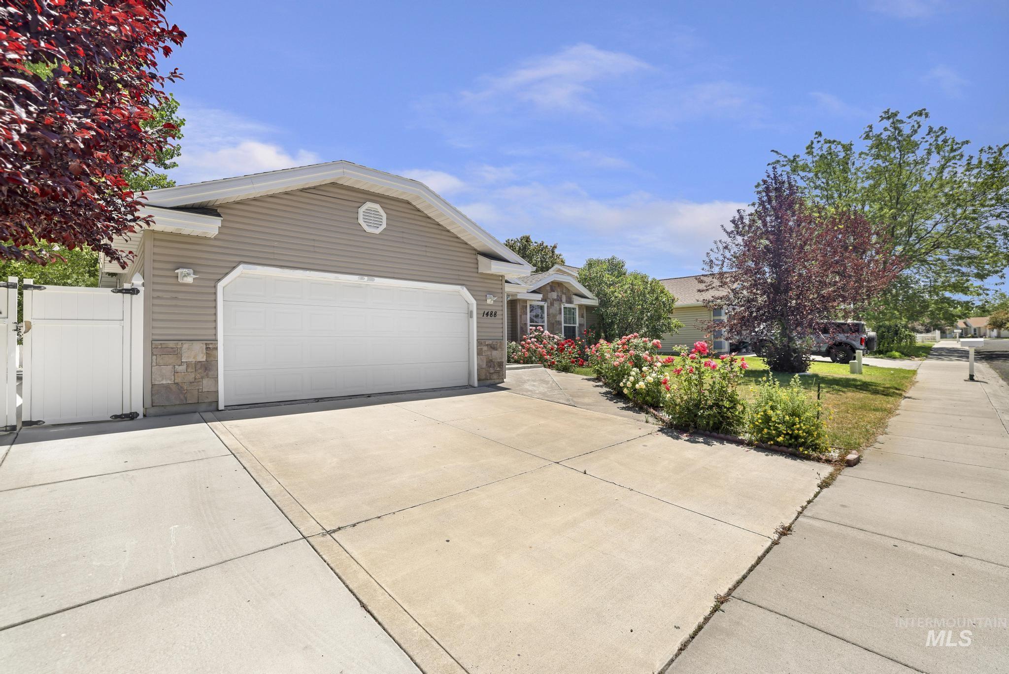 1488 Northern Pine Drive, Twin Falls, Idaho 83301, 3 Bedrooms, 2 Bathrooms, Residential For Sale, Price $417,000,MLS 98991691