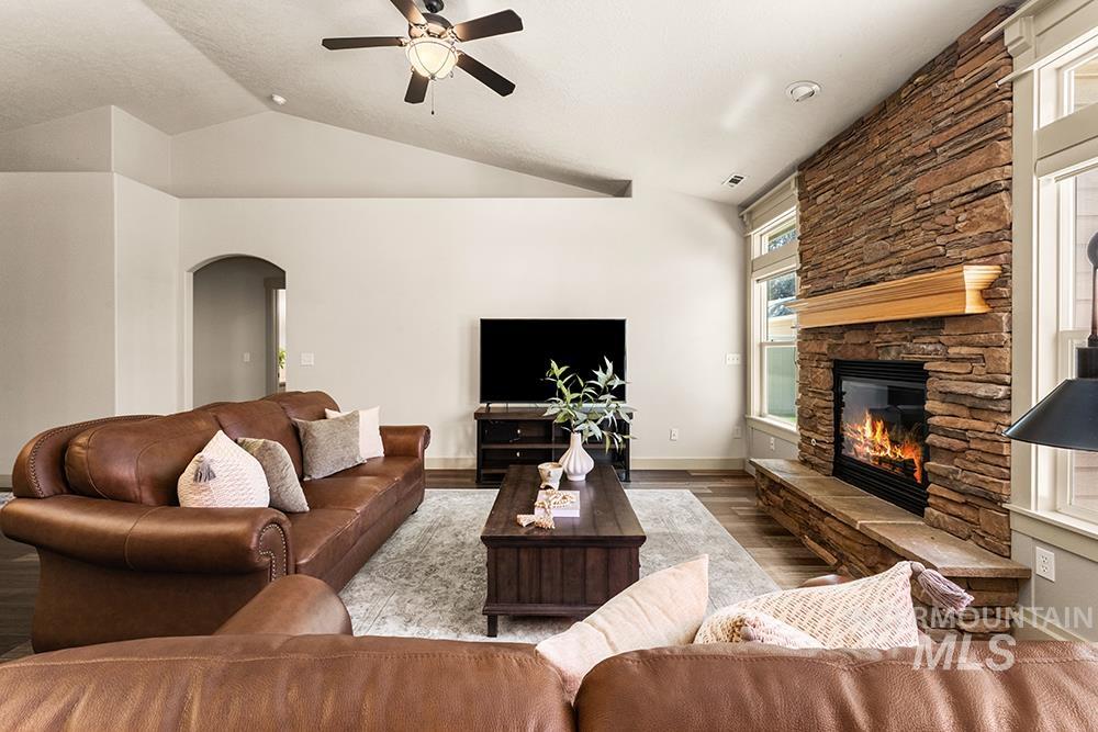 2127 W Wapoot Dr, Meridian, Idaho 83646, 3 Bedrooms, 2.5 Bathrooms, Residential For Sale, Price $615,000,MLS 98991698