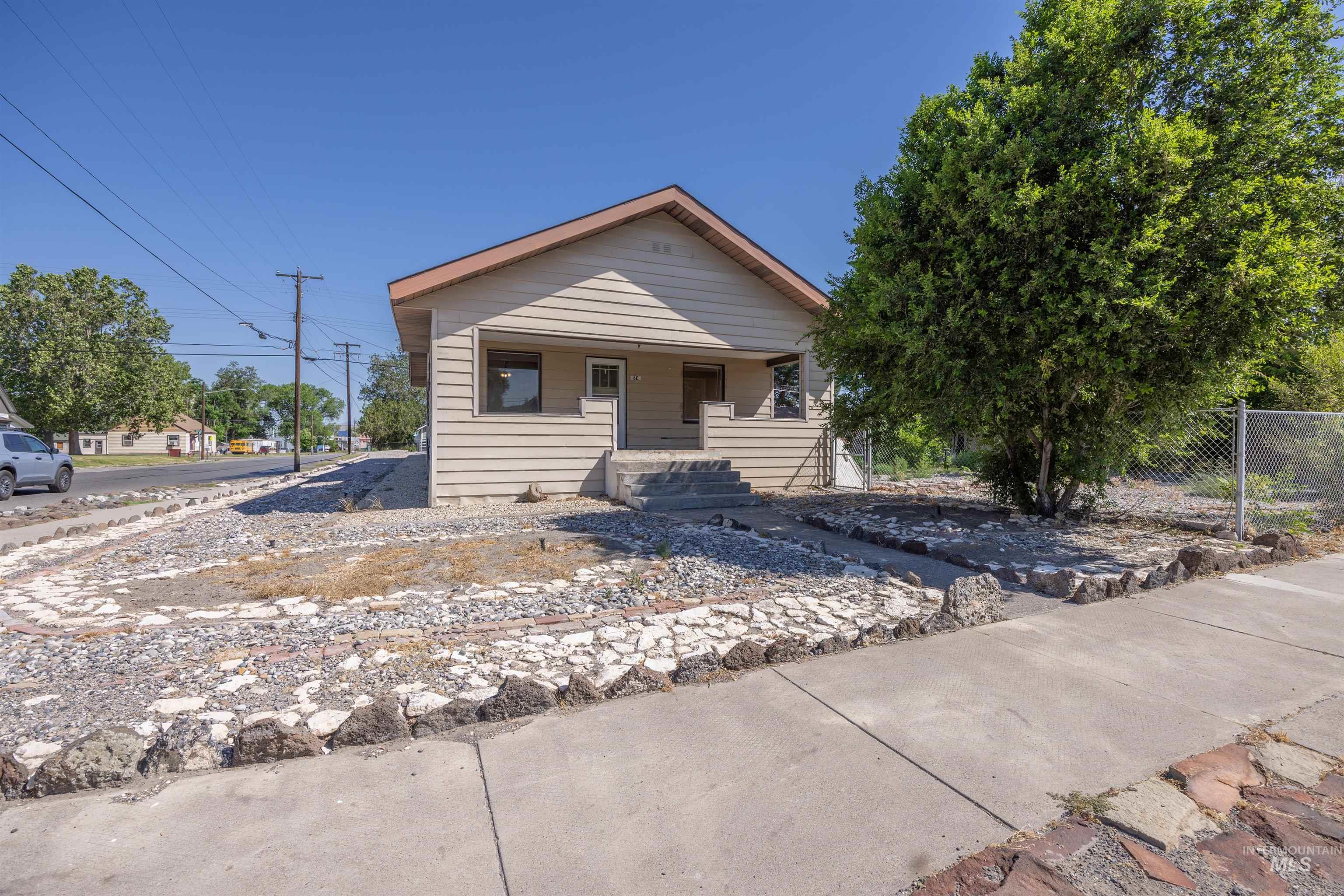 8 E Arthur Ave, Glenns Ferry, Idaho 83623, 3 Bedrooms, 2 Bathrooms, Residential For Sale, Price $200,000, 98991724