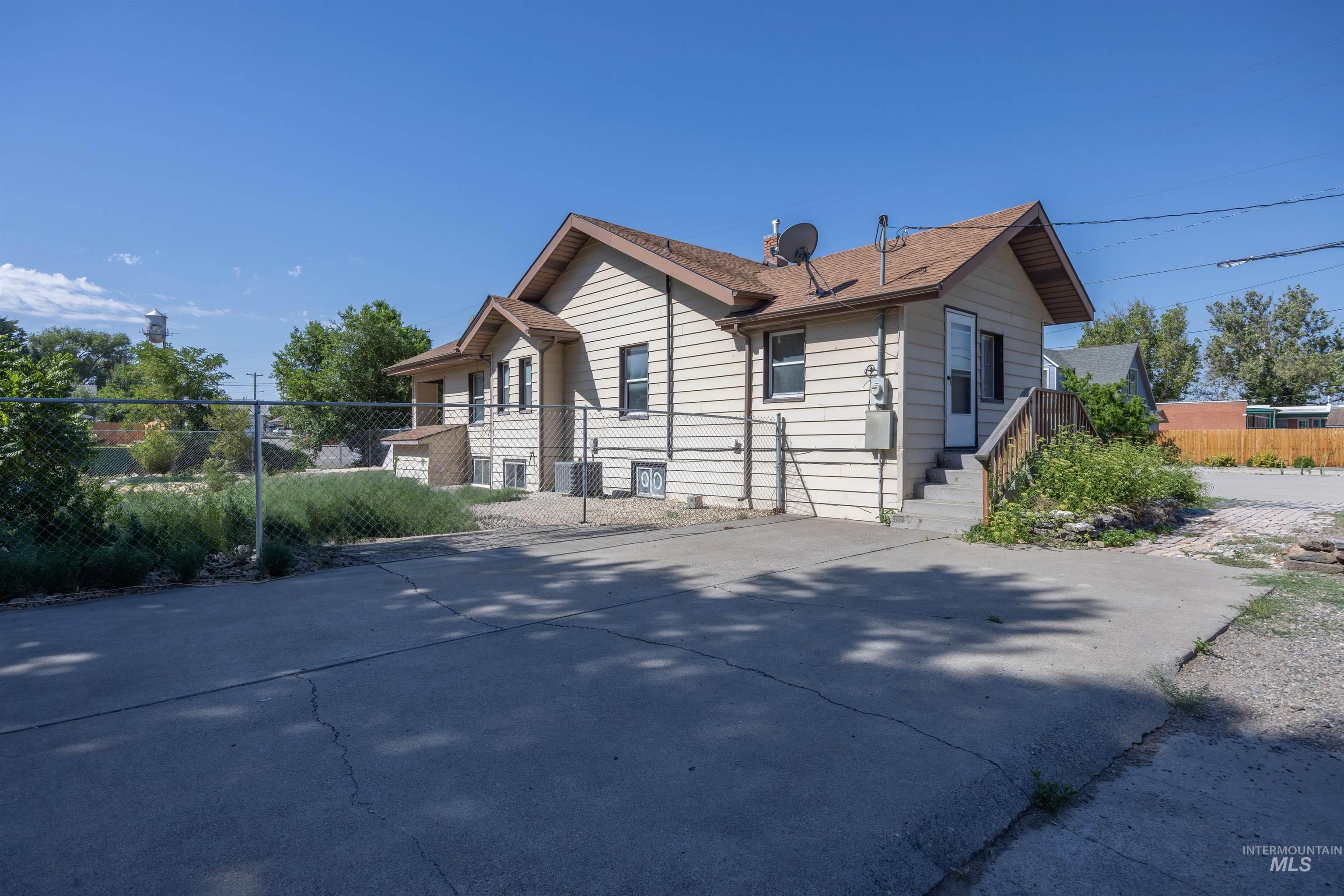 8 E Arthur Ave, Glenns Ferry, Idaho 83623, 3 Bedrooms, 2 Bathrooms, Residential For Sale, Price $200,000, 98991724