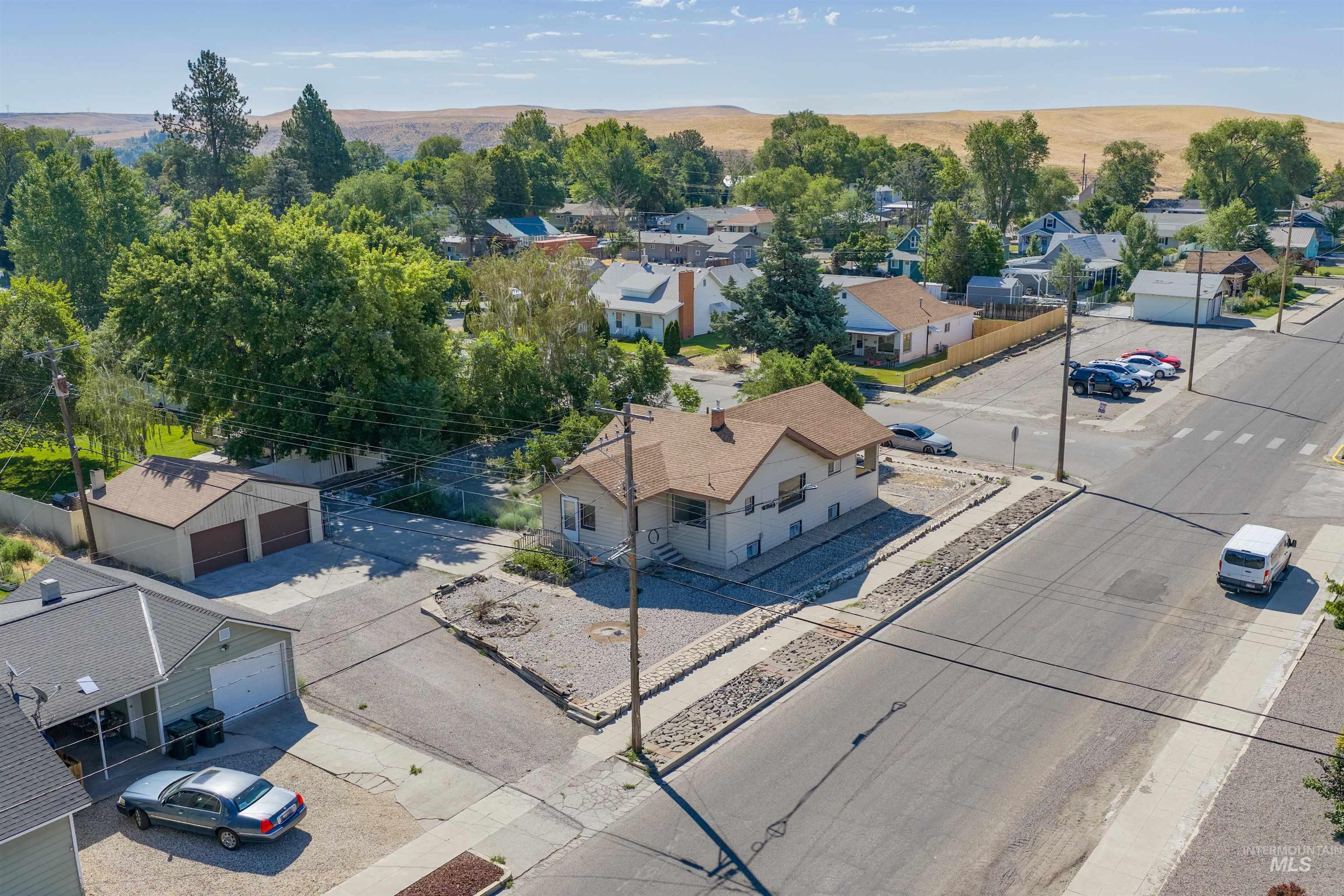 8 E Arthur Ave, Glenns Ferry, Idaho 83623, 3 Bedrooms, 2 Bathrooms, Residential For Sale, Price $200,000, 98991724