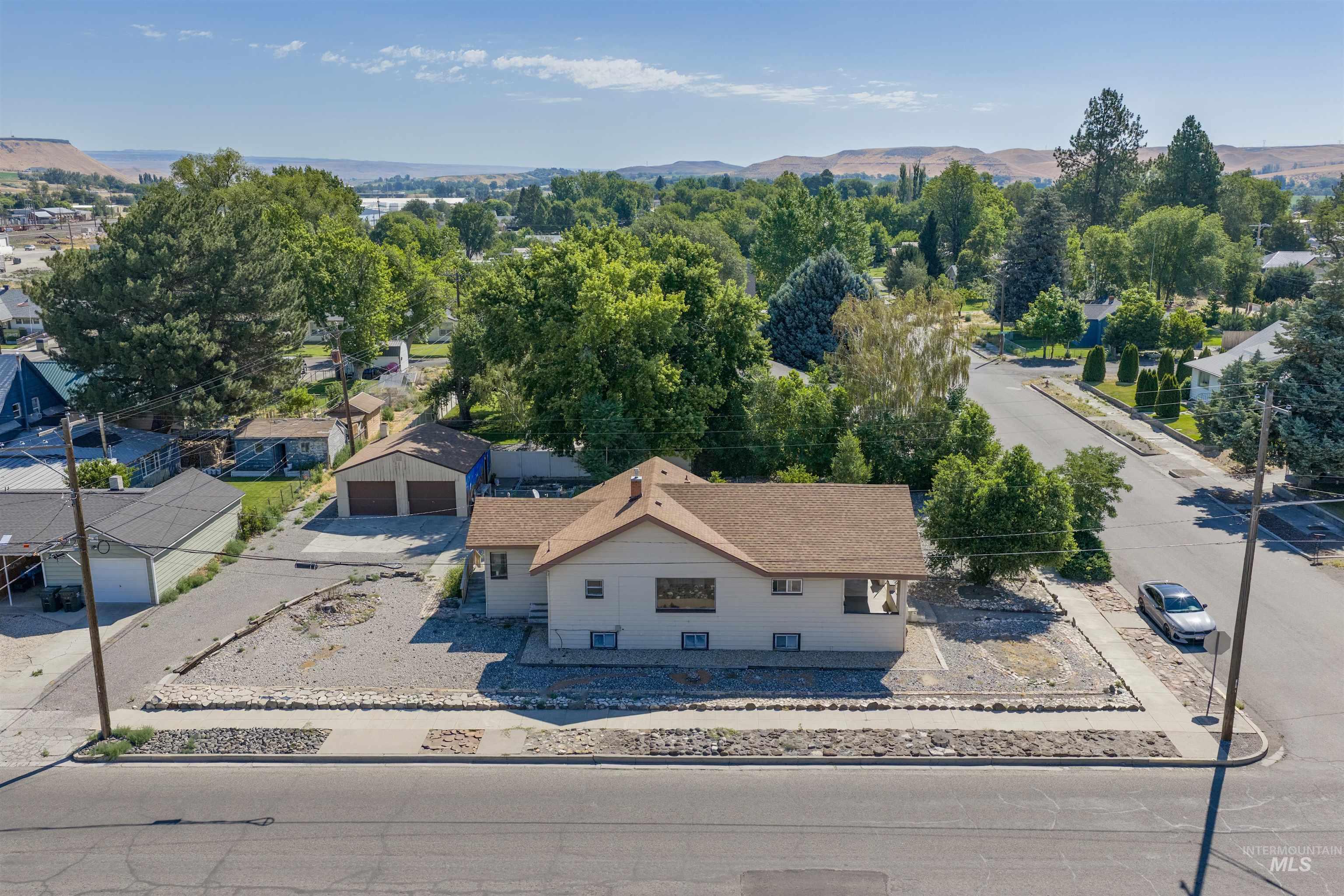 8 E Arthur Ave, Glenns Ferry, Idaho 83623, 3 Bedrooms, 2 Bathrooms, Residential For Sale, Price $200,000, 98991724