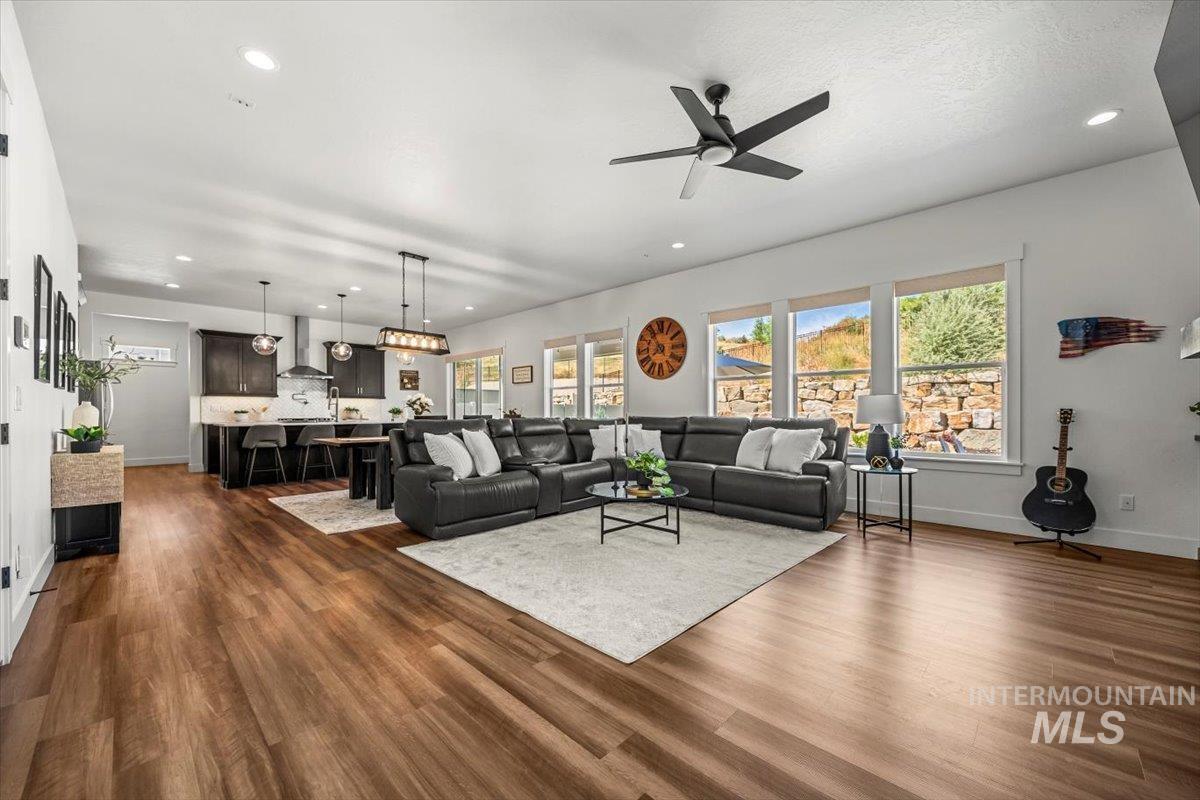10984 W Collina Vista Dr, Star, Idaho 83669, 5 Bedrooms, 4.5 Bathrooms, Residential For Sale, Price $929,999,MLS 98991725