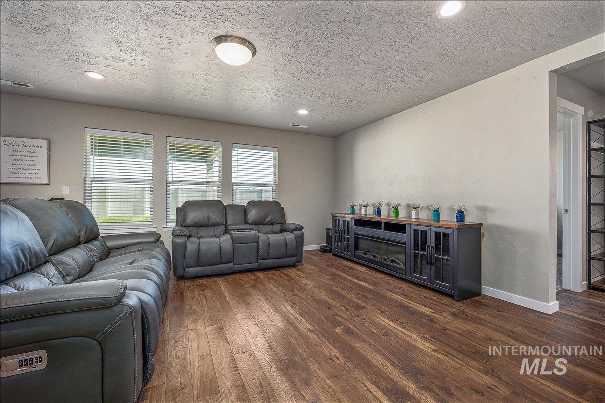 7482 E Edison St, Nampa, Idaho 83687, 5 Bedrooms, 4 Bathrooms, Residential For Sale, Price $549,000, 98991726