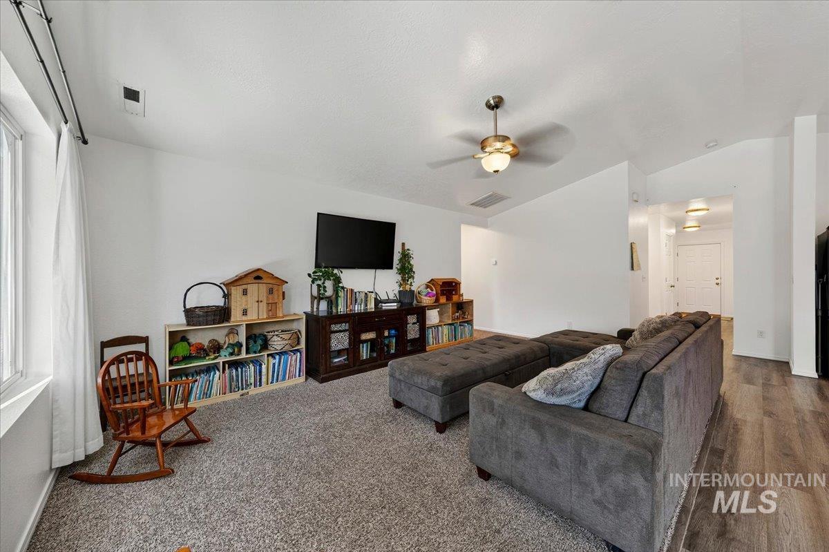11599 Quincy St, Caldwell, Idaho 83605, 3 Bedrooms, 2 Bathrooms, Residential For Sale, Price $395,000,MLS 98991732