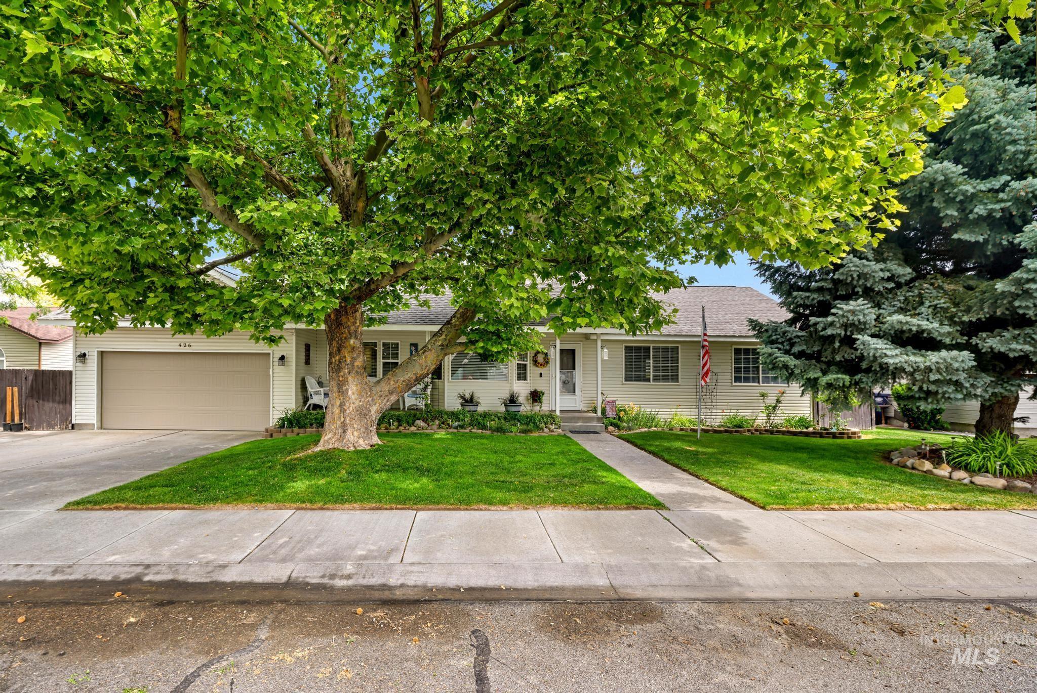 426 Bitterbrush Dr, Twin Falls, Idaho 83301-7557, 3 Bedrooms, 2 Bathrooms, Residential For Sale, Price $399,900,MLS 98991736