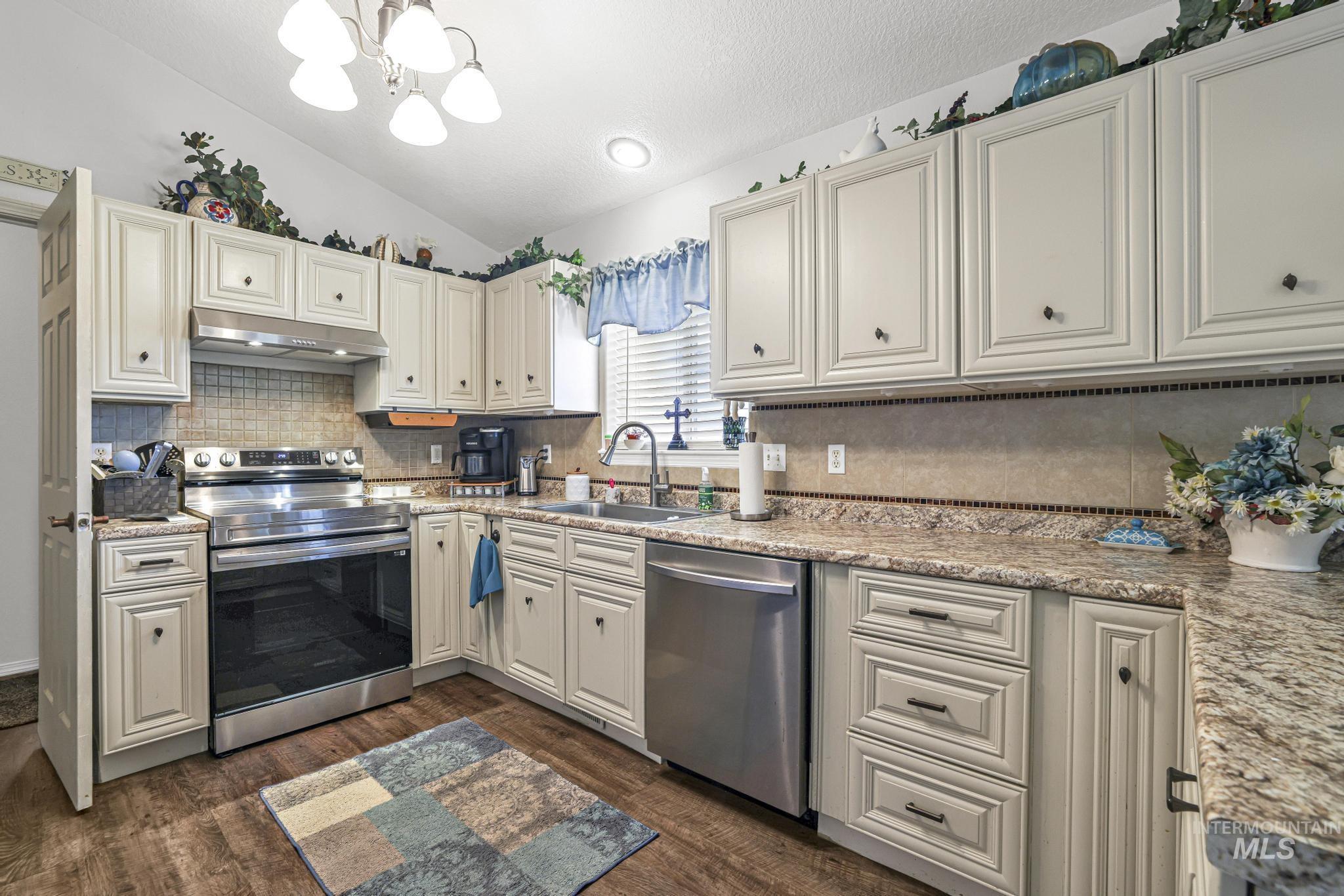 426 Bitterbrush Dr, Twin Falls, Idaho 83301-7557, 3 Bedrooms, 2 Bathrooms, Residential For Sale, Price $399,900,MLS 98991736