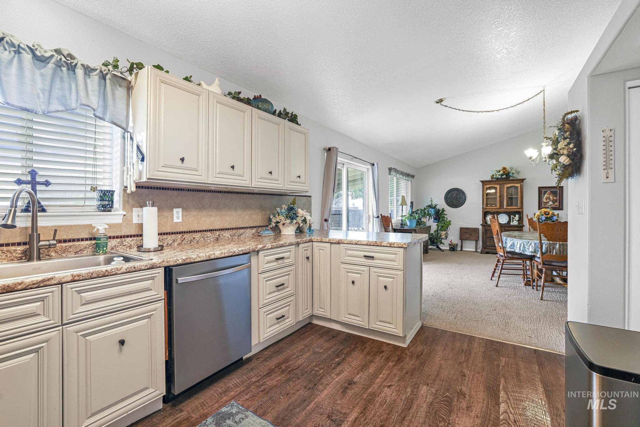 426 Bitterbrush Dr, Twin Falls, Idaho 83301-7557, 3 Bedrooms, 2 Bathrooms, Residential For Sale, Price $399,900,MLS 98991736