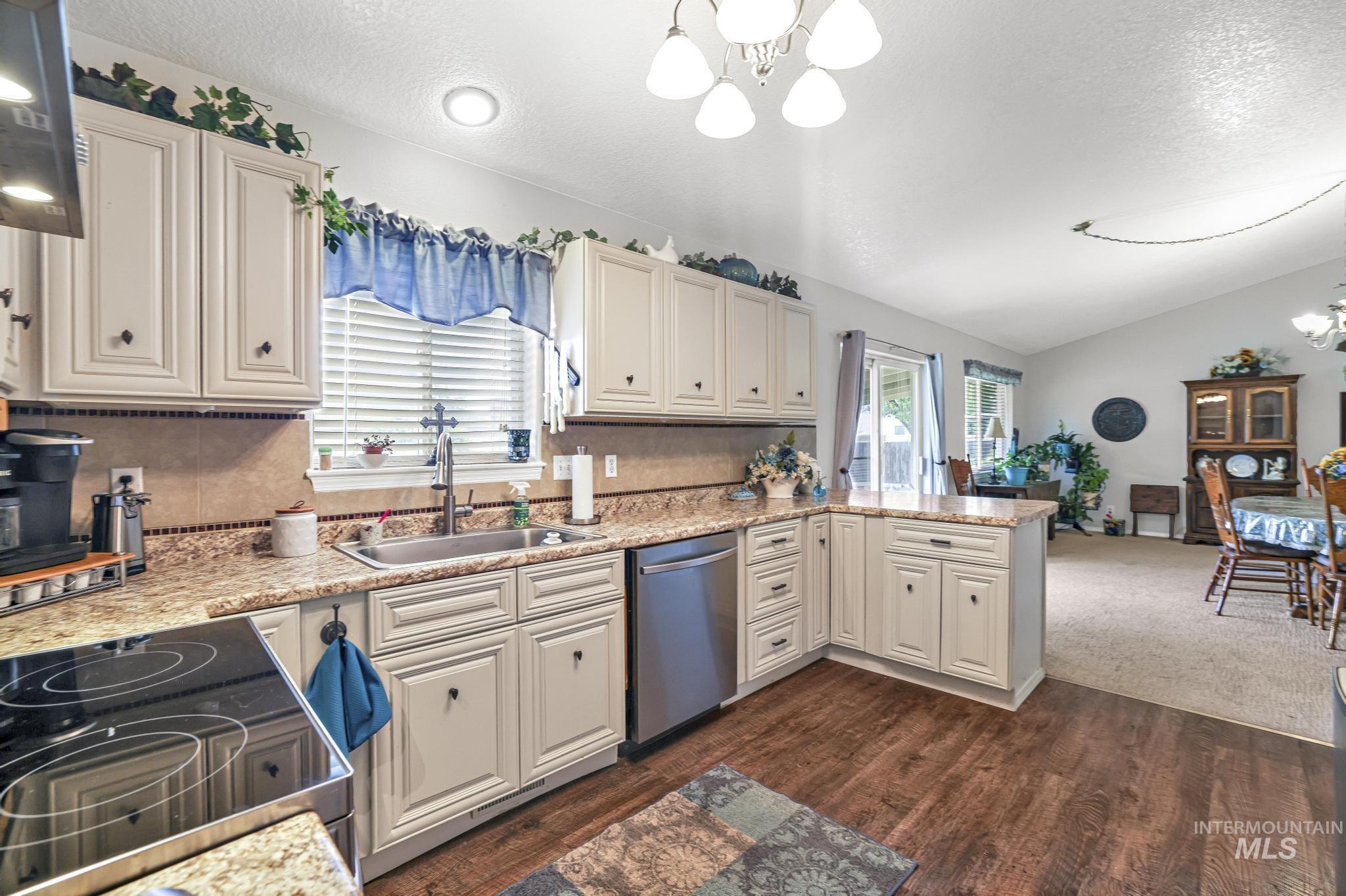426 Bitterbrush Dr, Twin Falls, Idaho 83301-7557, 3 Bedrooms, 2 Bathrooms, Residential For Sale, Price $399,900,MLS 98991736