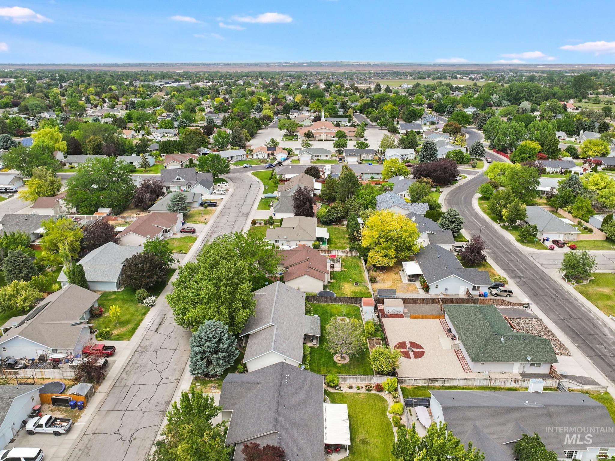 426 Bitterbrush Dr, Twin Falls, Idaho 83301-7557, 3 Bedrooms, 2 Bathrooms, Residential For Sale, Price $399,900,MLS 98991736
