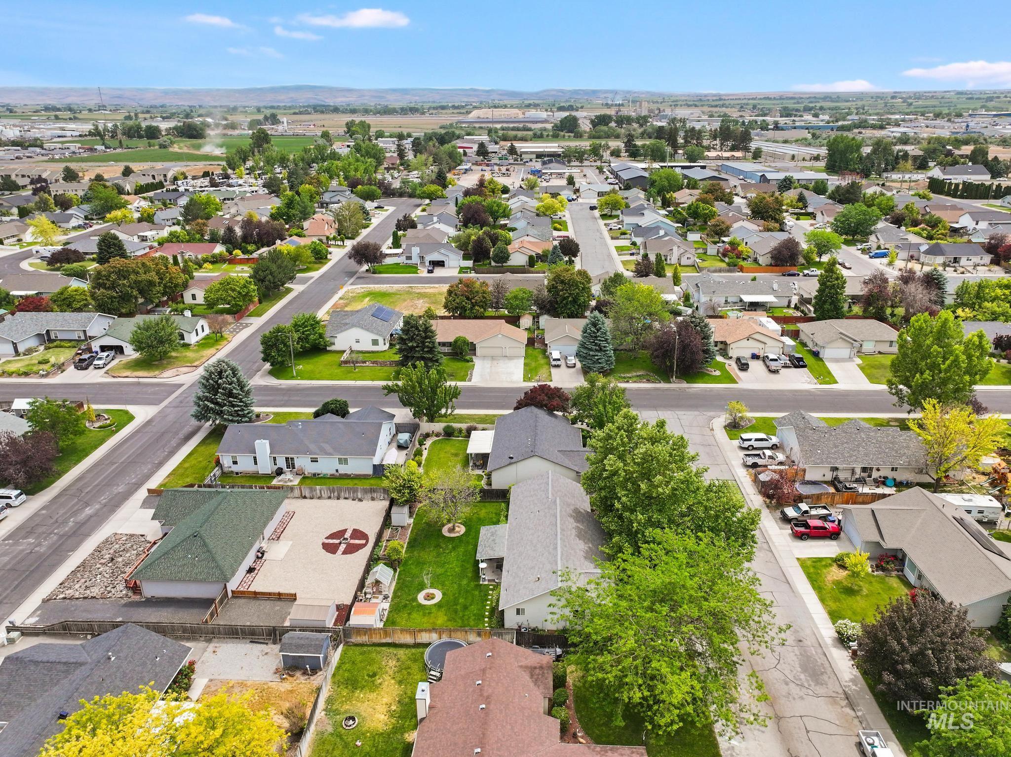 426 Bitterbrush Dr, Twin Falls, Idaho 83301-7557, 3 Bedrooms, 2 Bathrooms, Residential For Sale, Price $399,900,MLS 98991736